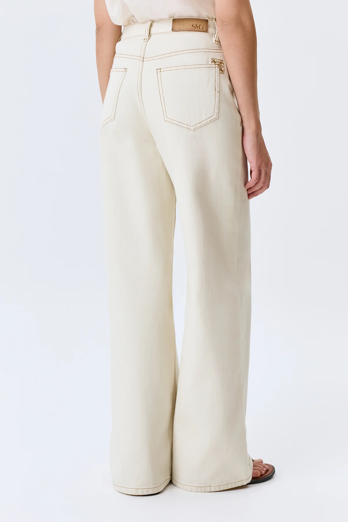 Светлые джинсы из фактурного денима, 52