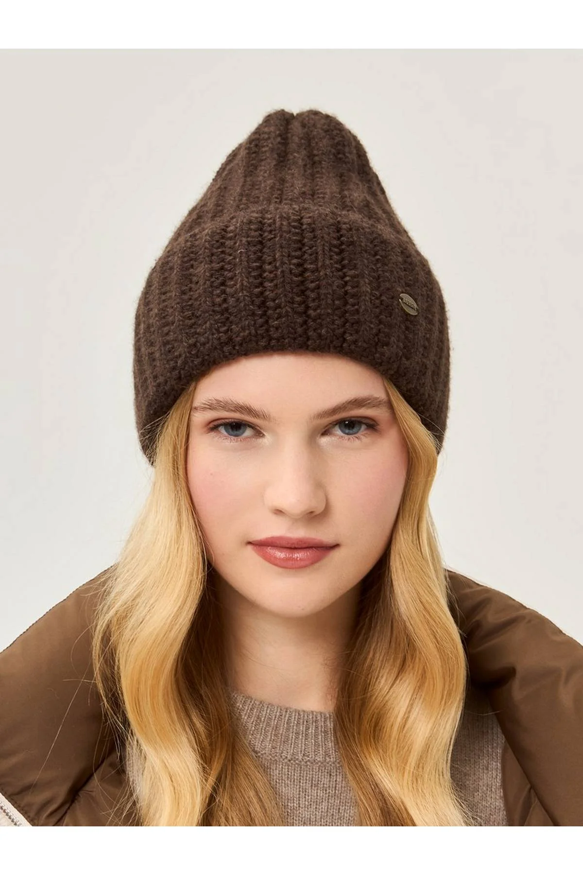 Шапка темно-коричневая, One