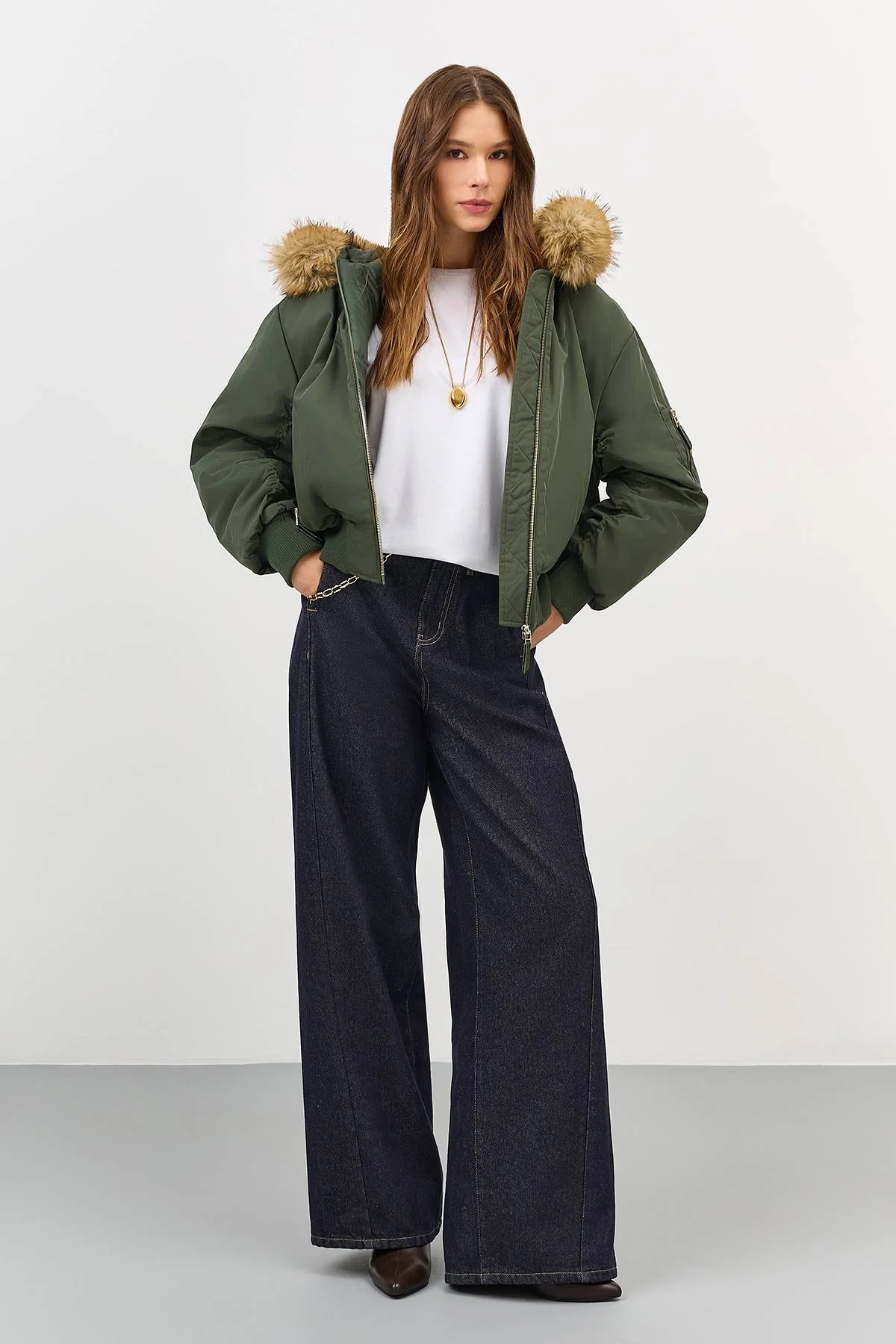 Лимитированная серия Яркий бомбер с искусственным мехомс палантином, 44