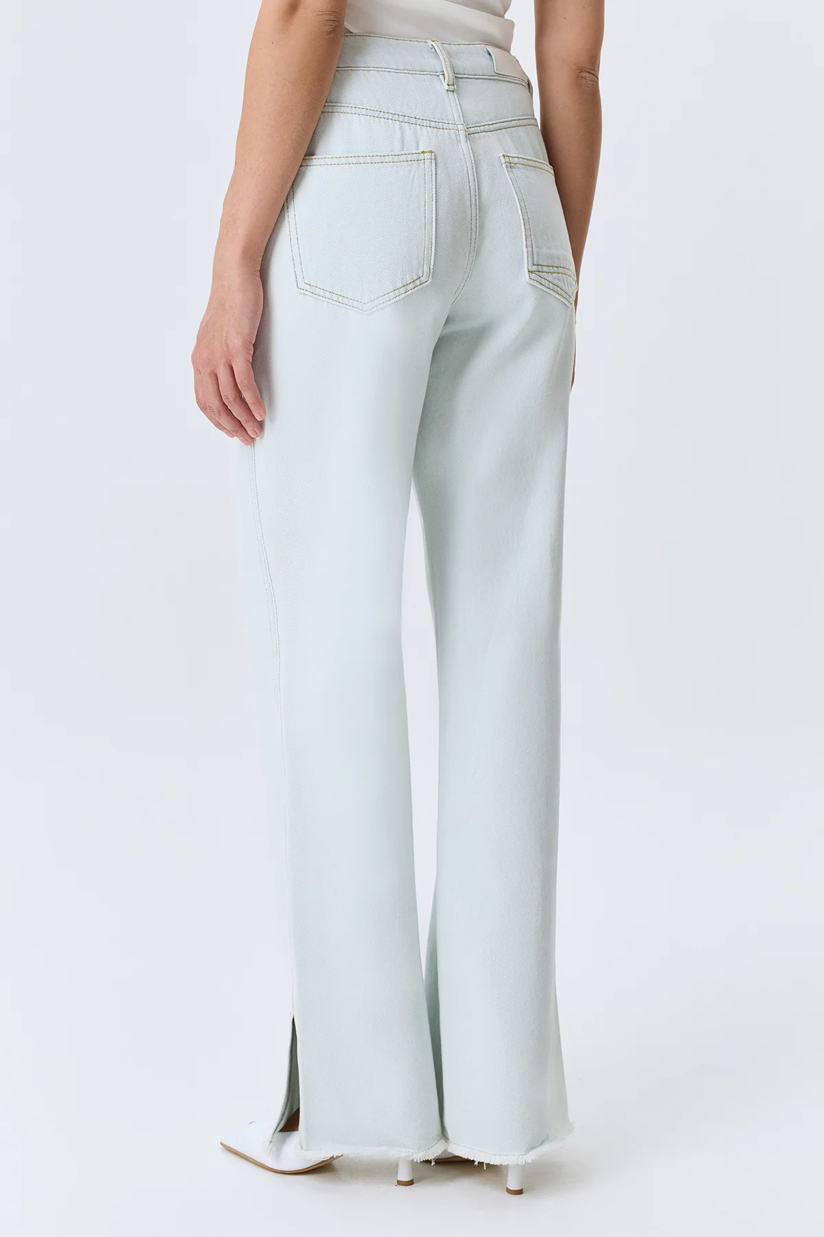 Светлые джинсы с разрезами, 48