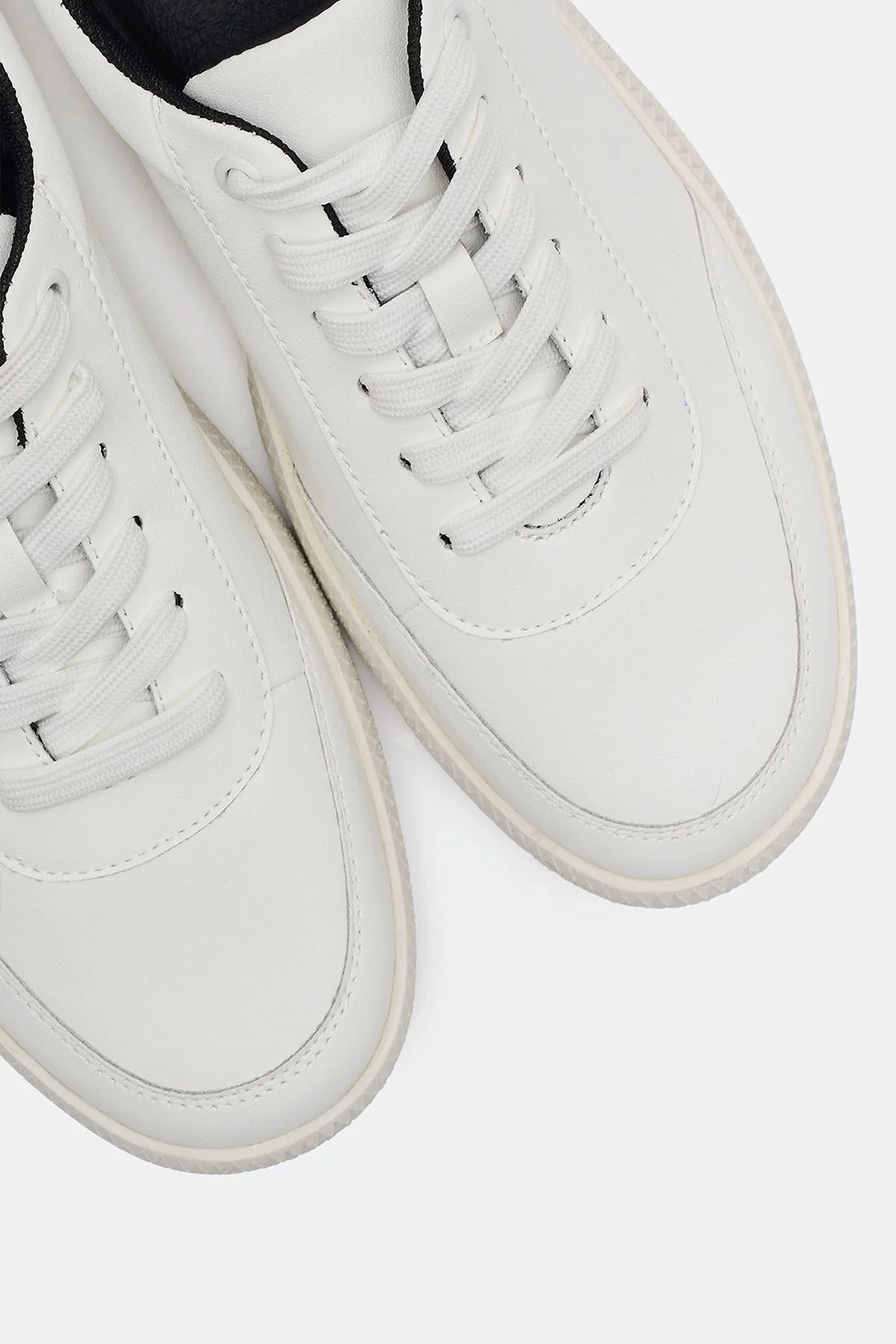 Кожаные базовые кеды с контрастной деталью на пятке, 37р