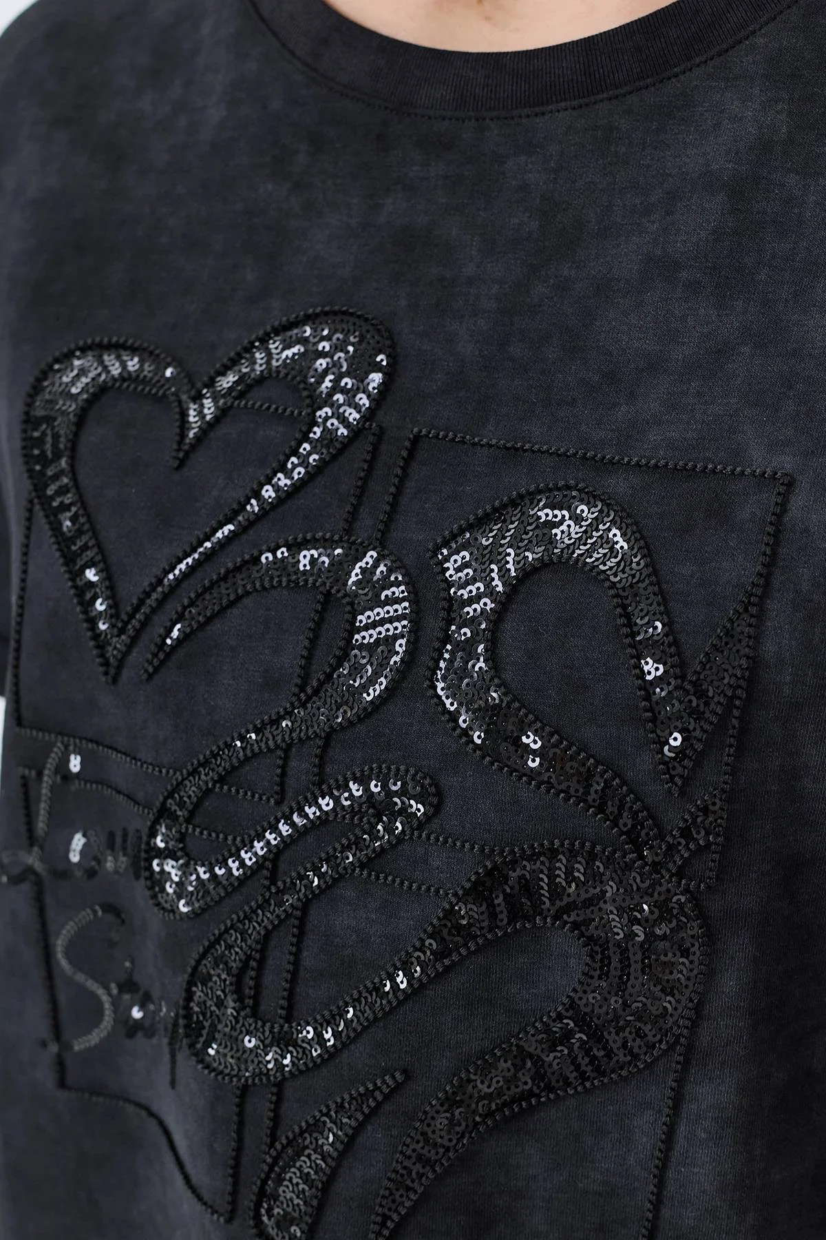 Футболка с фактурной мерцающей вышивкой, 44