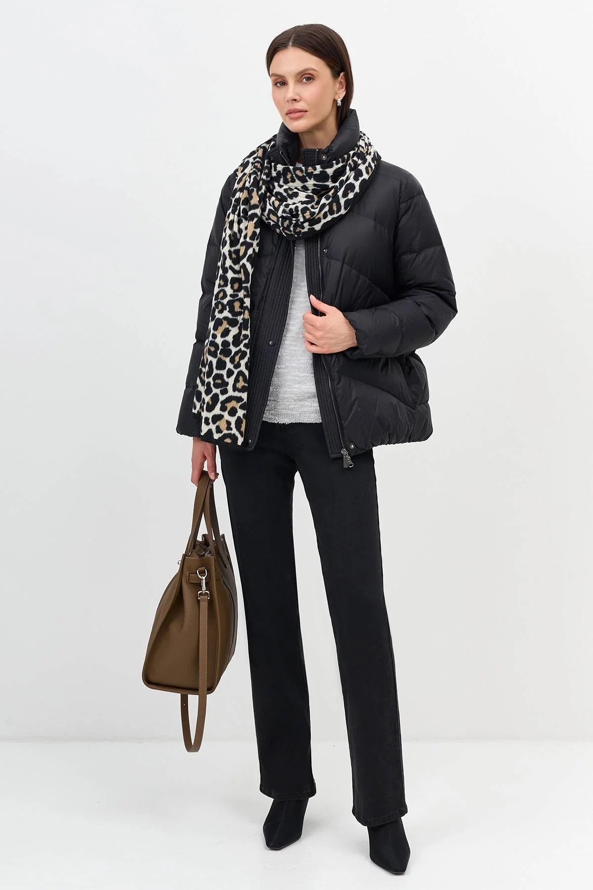 Лимитированная серия легкая куртка в черном цвете с  палантином, 44