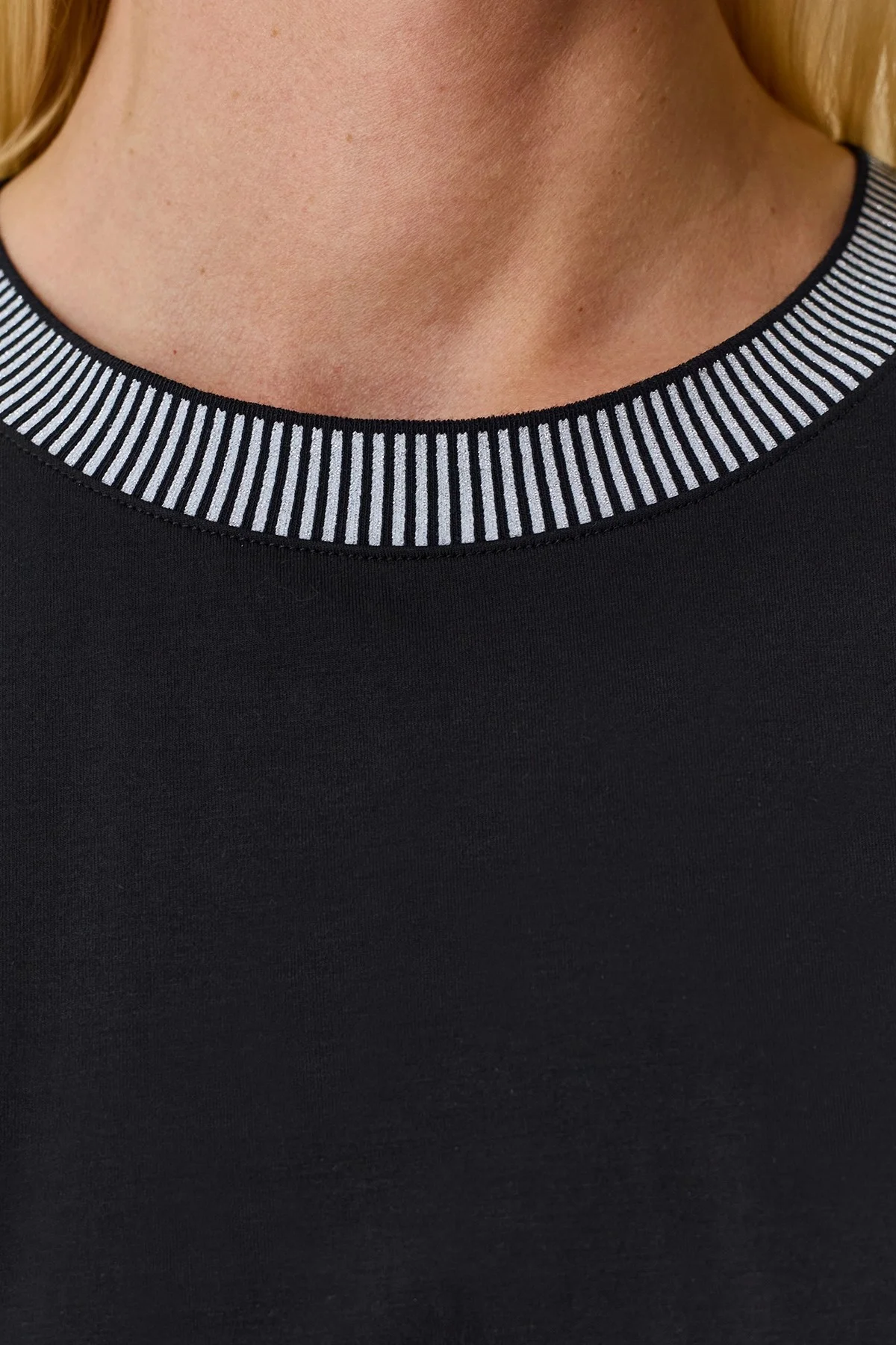 Свободная блузка с контрастным рибом, 40