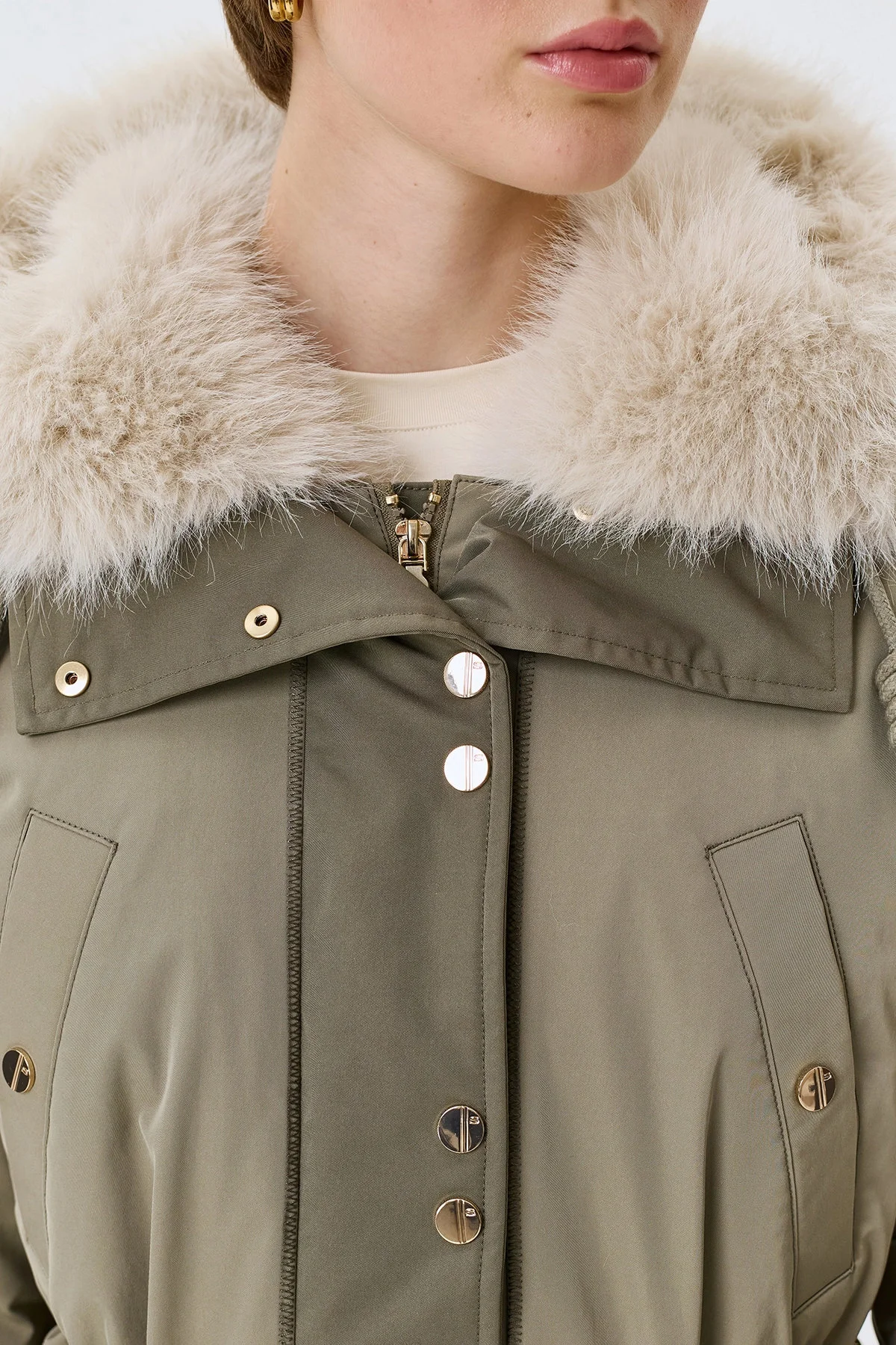 Оливковое пальто-парка с эко-мехом, 42