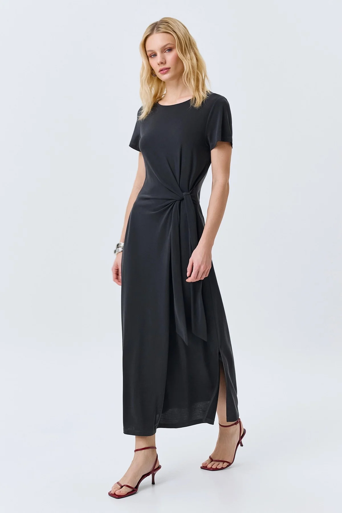 Элегантное платье с акцентной драпировкой, 46