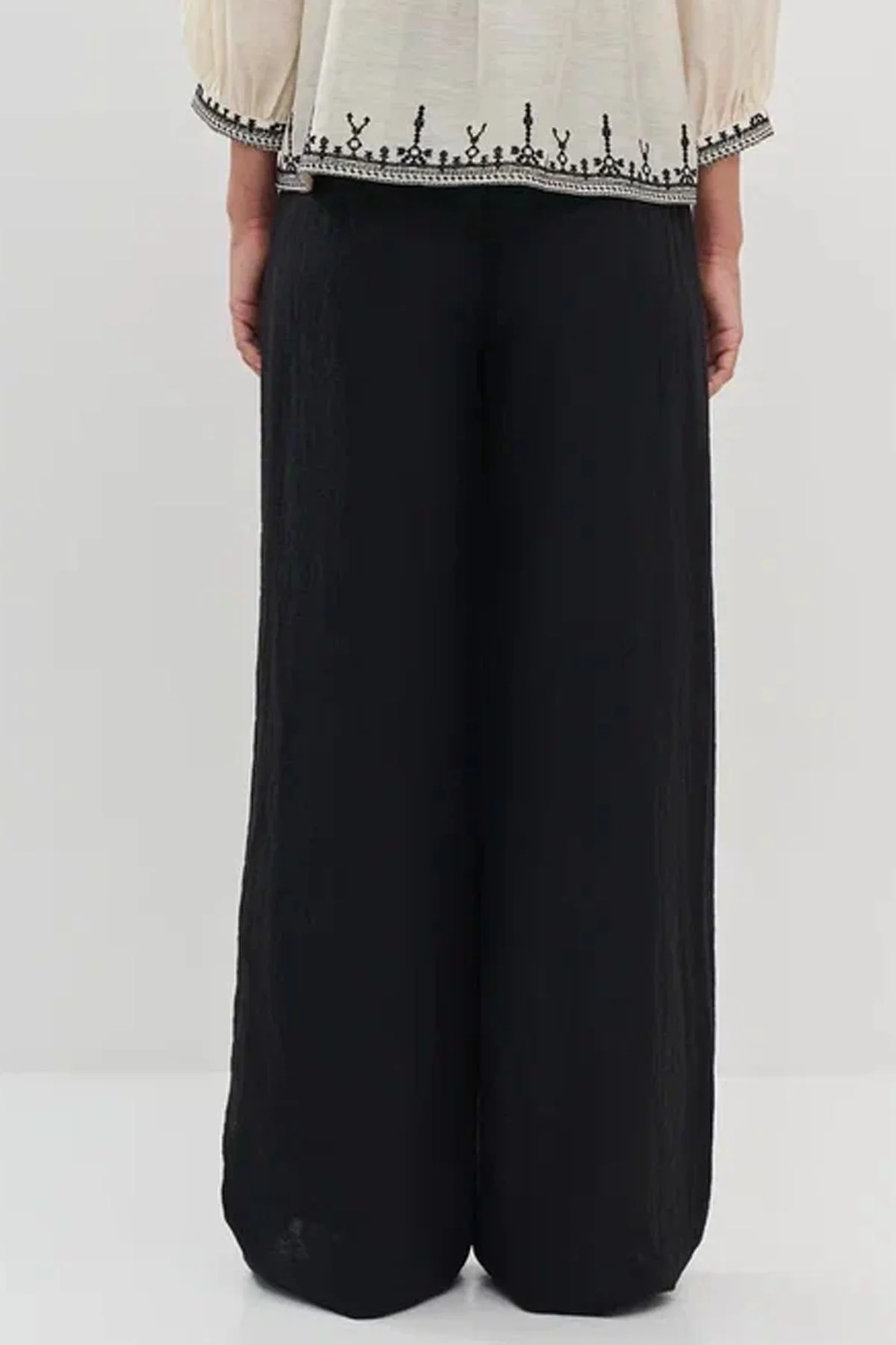 Брюки черного цвета с потайной молнией, 40р