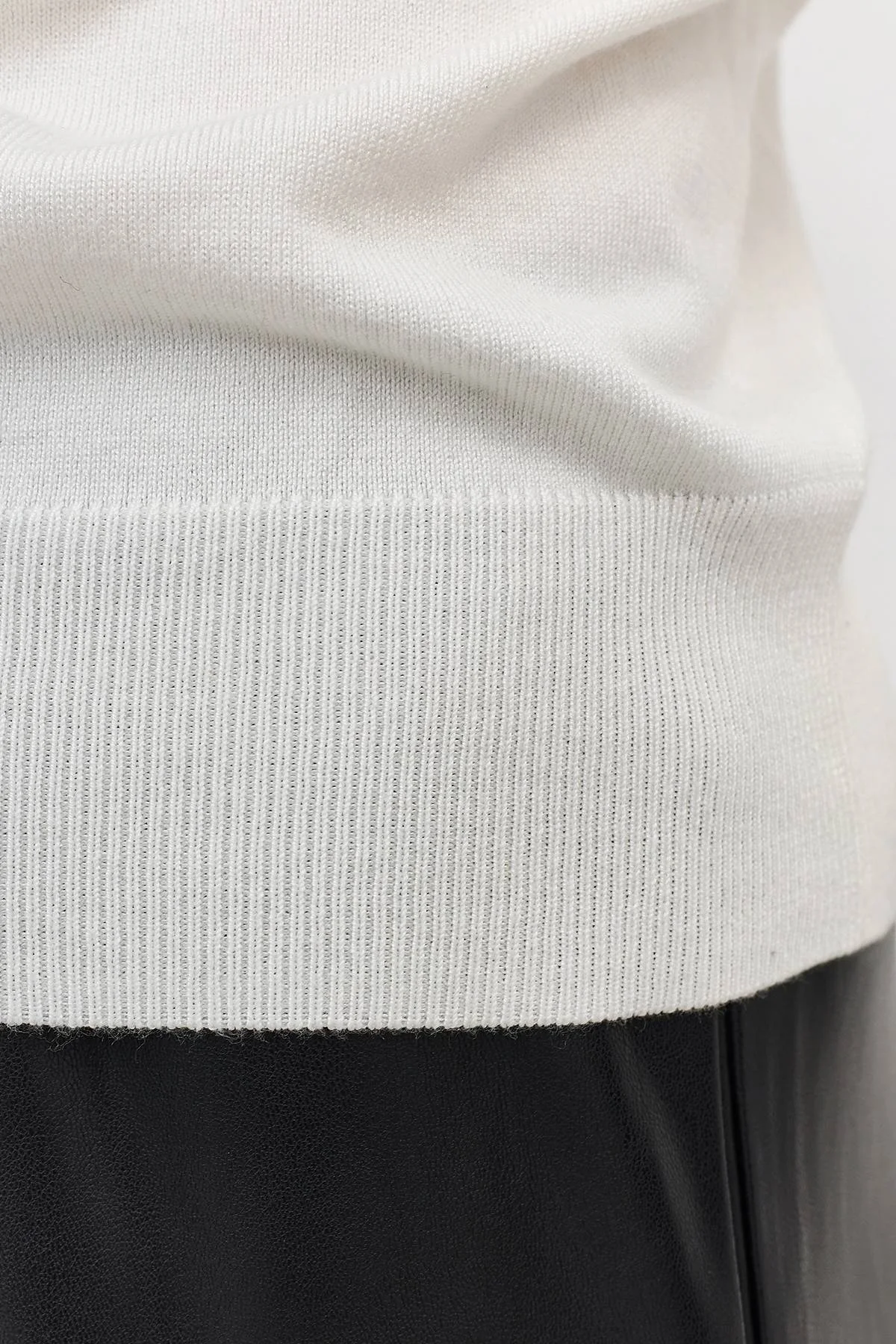 Базовая водолазка из смесовой вискозы в молочном цвете, 46 Базовая водолазка из смесовой вискозы в молочном цвете, 46