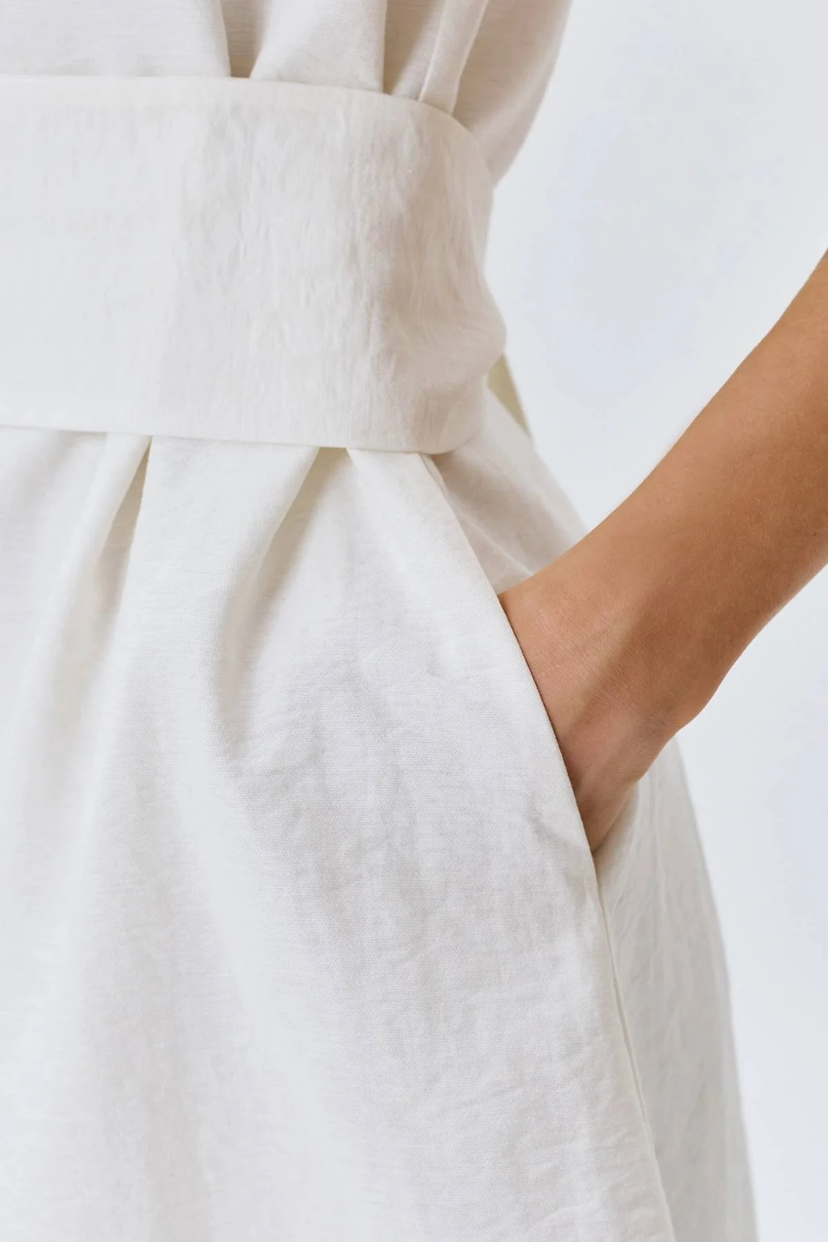 Свободное платье с поясом в белом цвете, 48