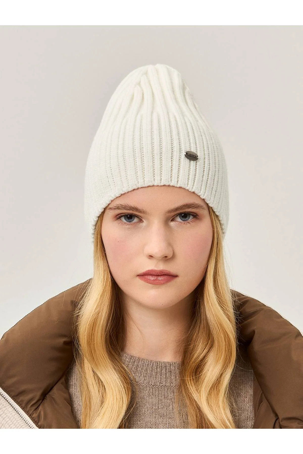 Шапка белая, One