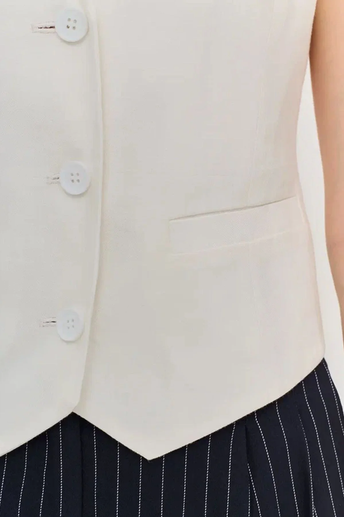 Жилетка молочного цвета с V-образным вырезом горловины, 52р