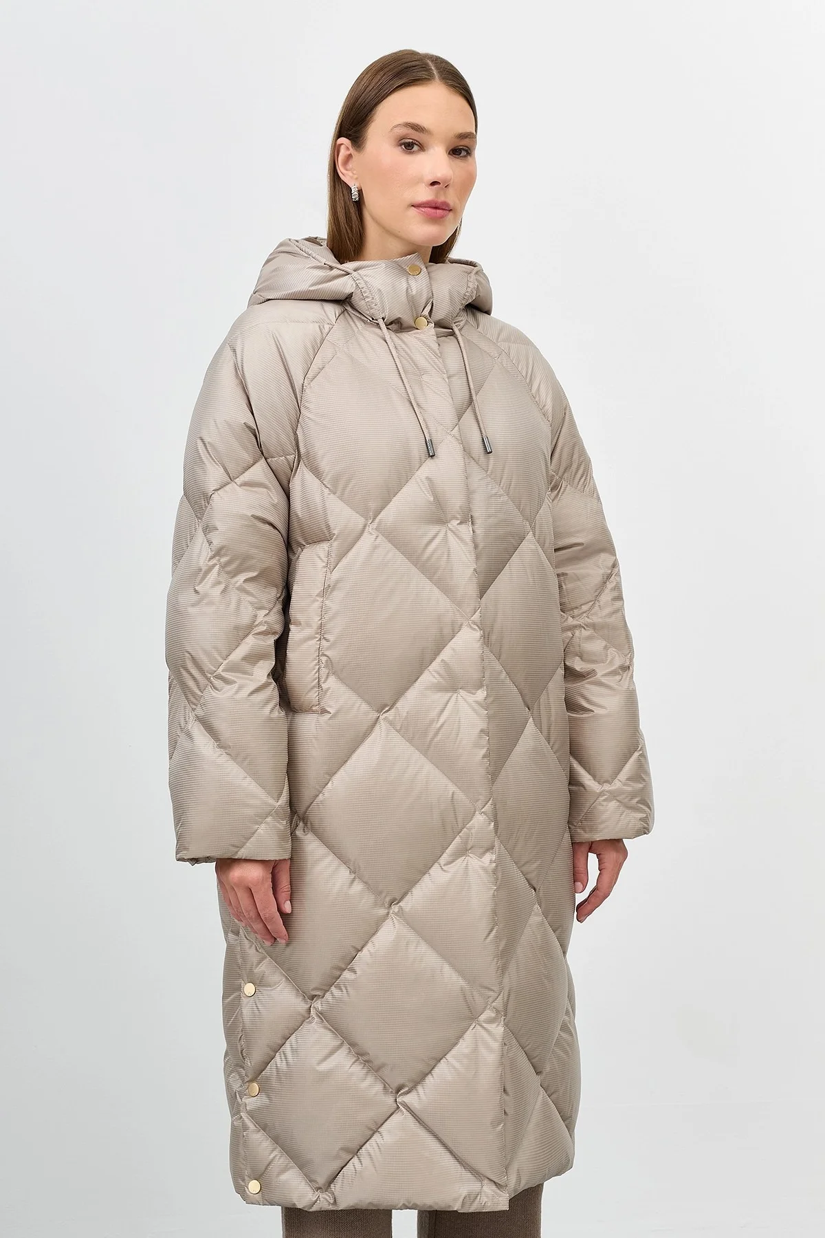 Пуховое пальто из фактурной ткани, 42