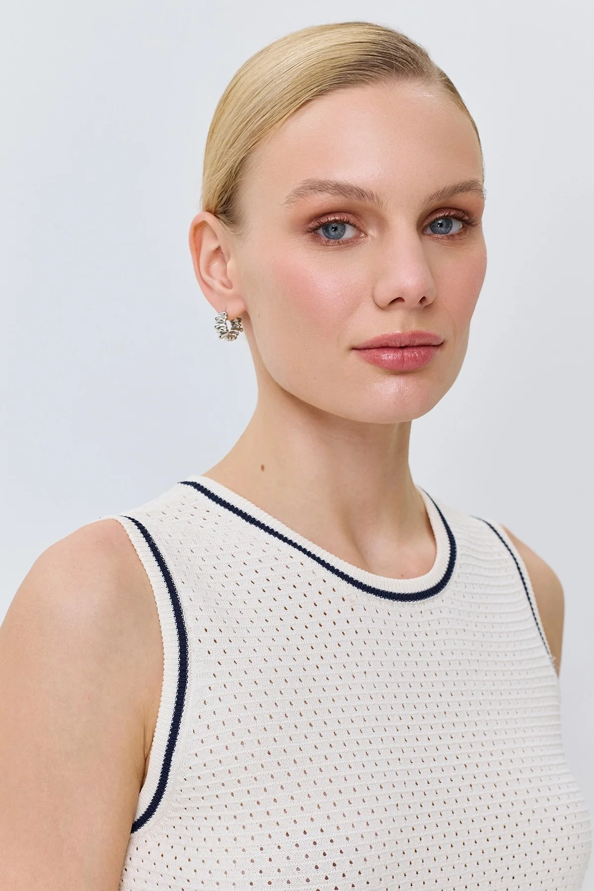 Ажурный топ с контрастными кантами, 50