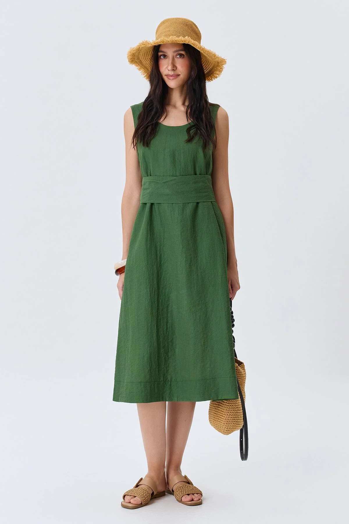 Свободное платье с поясом в зеленом цвете, 52