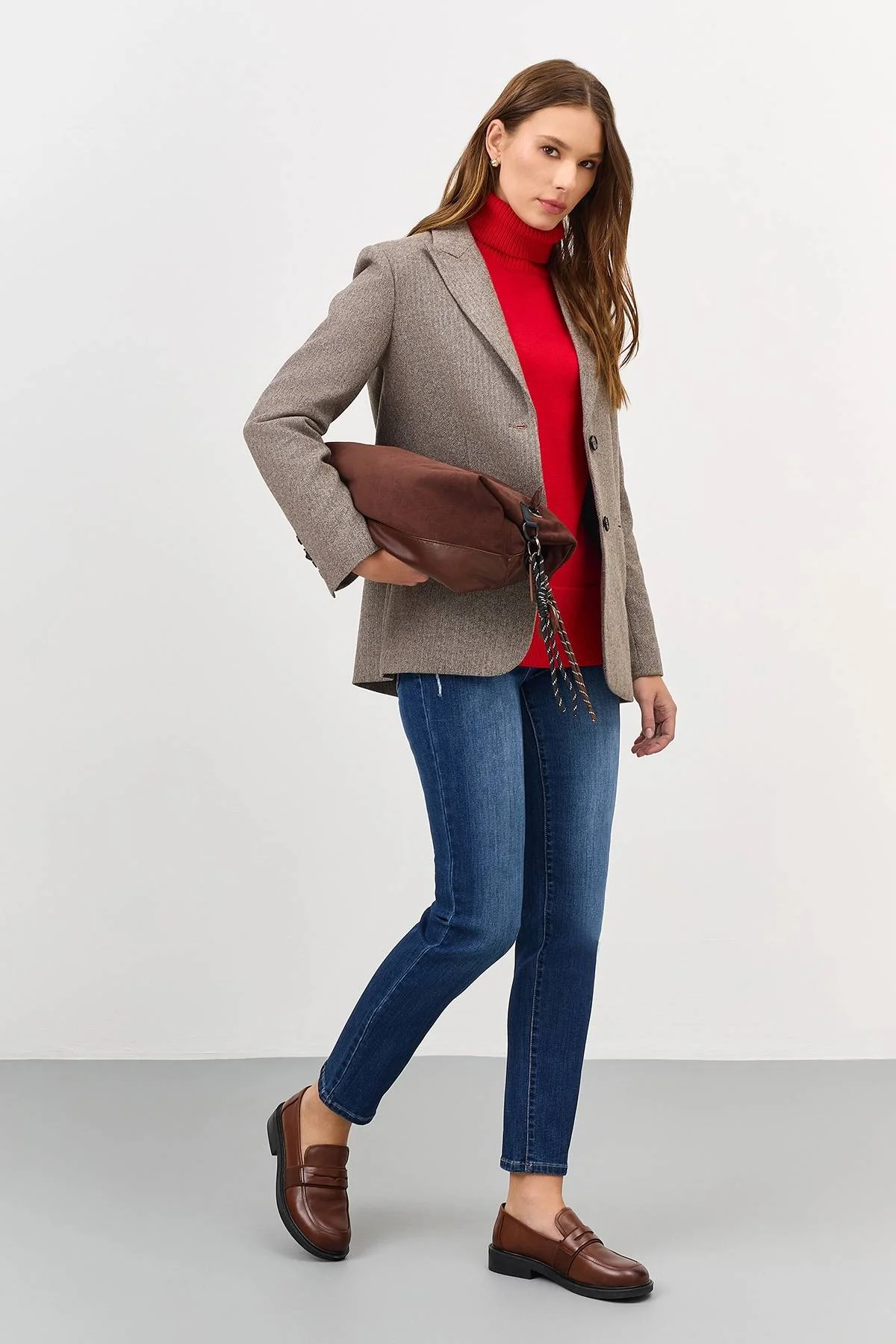 Джинсы с деликатными дестроями, 44