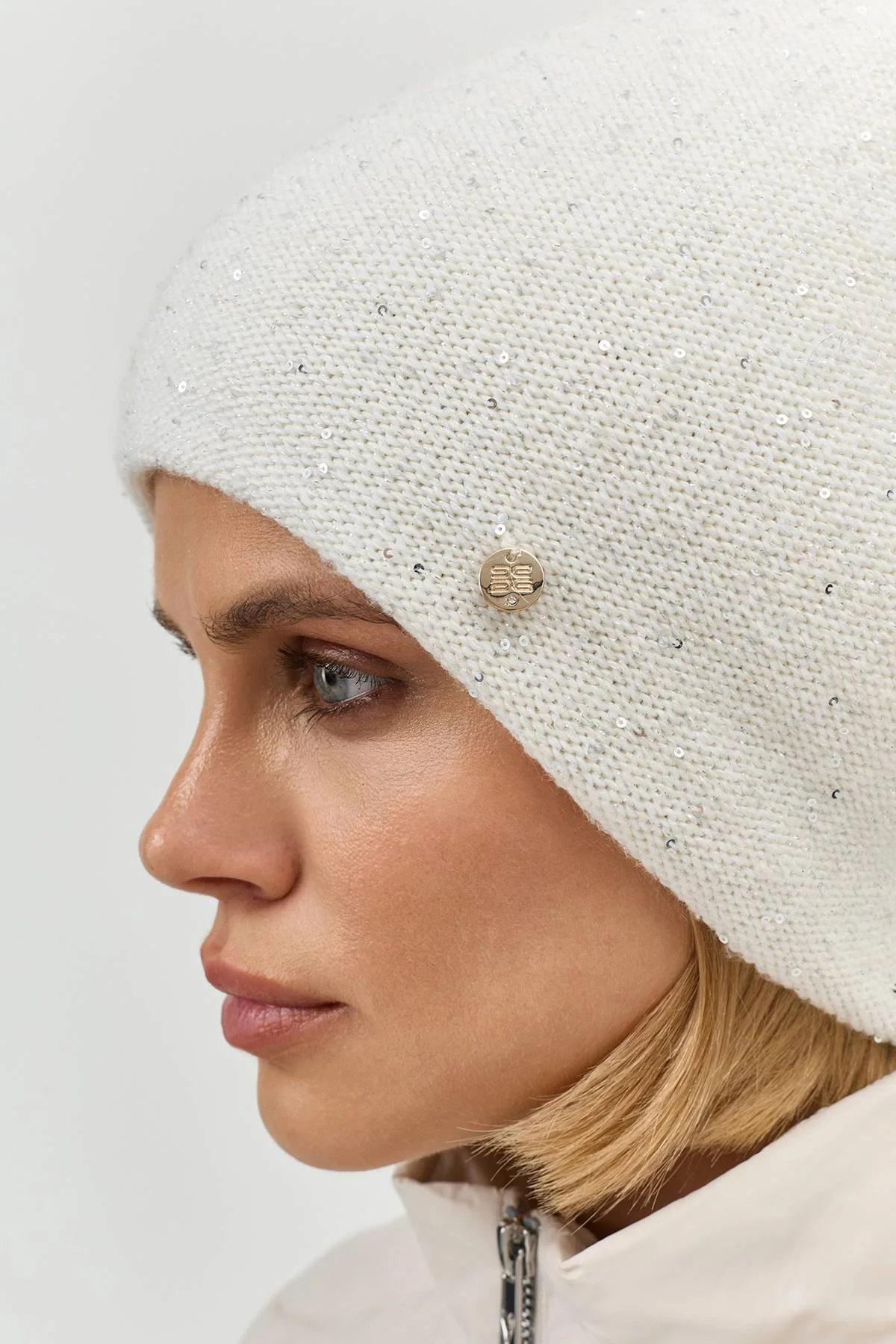 Светлая шапка с деликатными пайетками, One