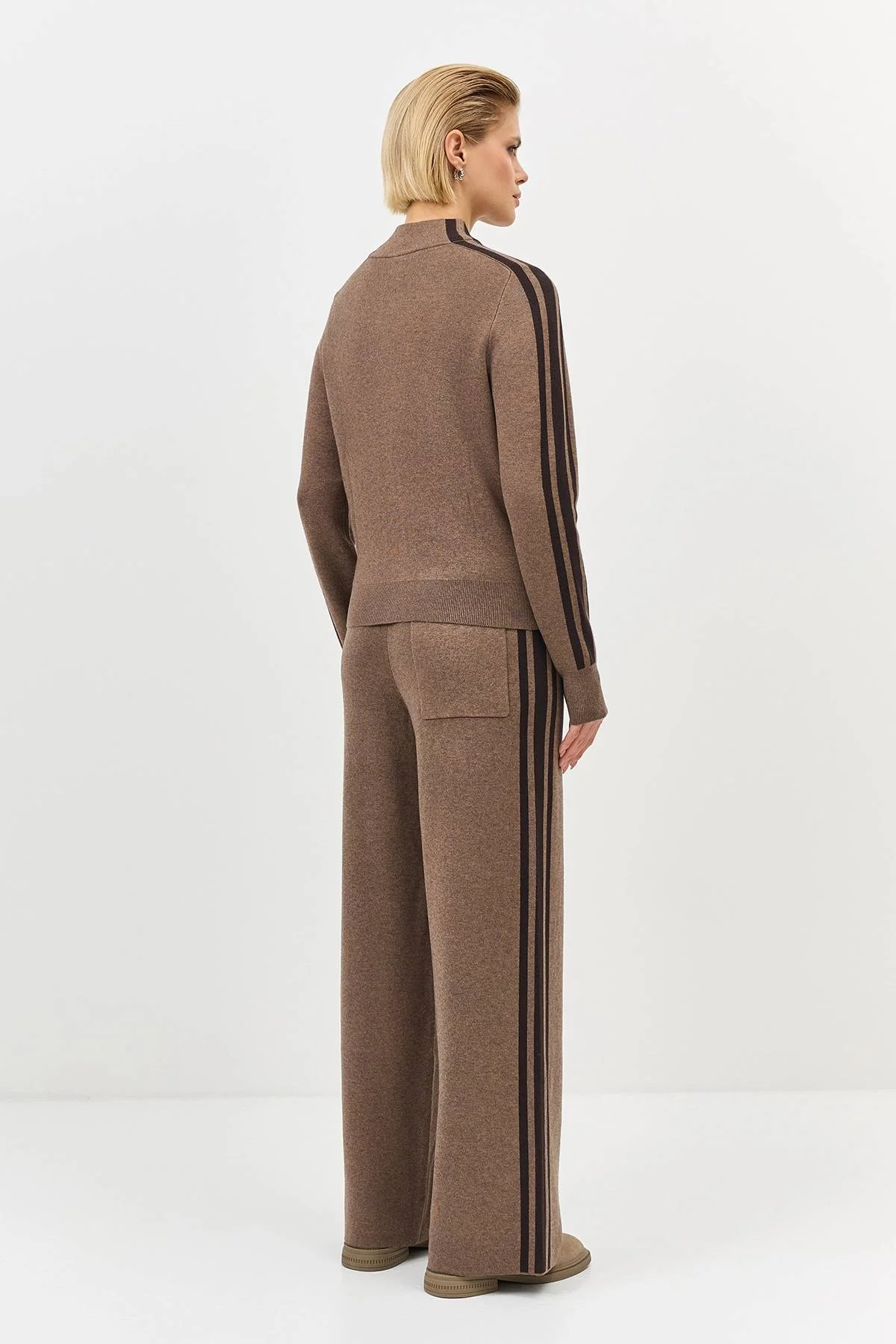 Лимитированная серия свободные брюки с контрастными лампасами и ремень, 34 Лимитированная серия свободные брюки с контрастными лампасами и ремень, 34