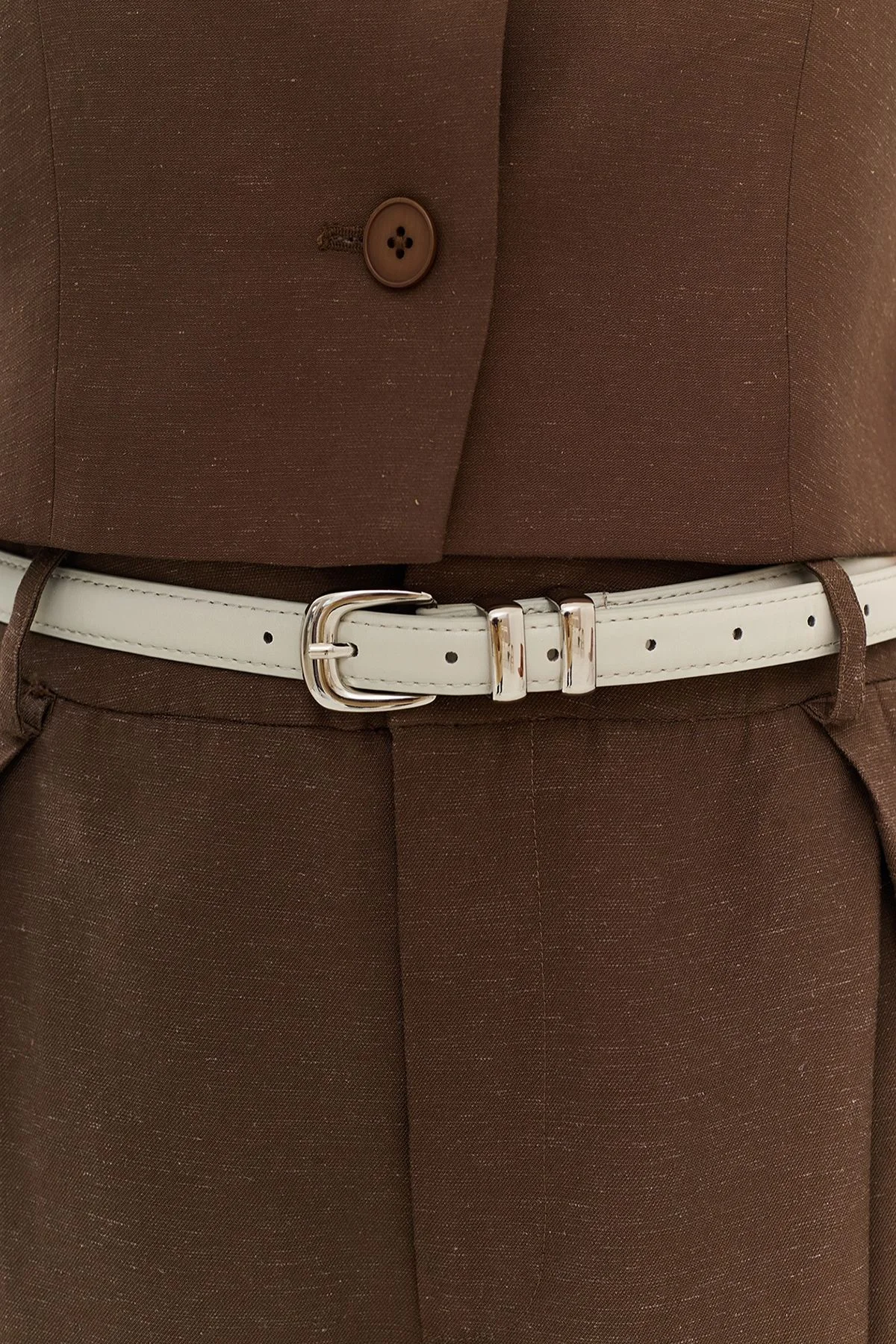 Узкий ремень из искусственной кожи с круглой пряжкой, S