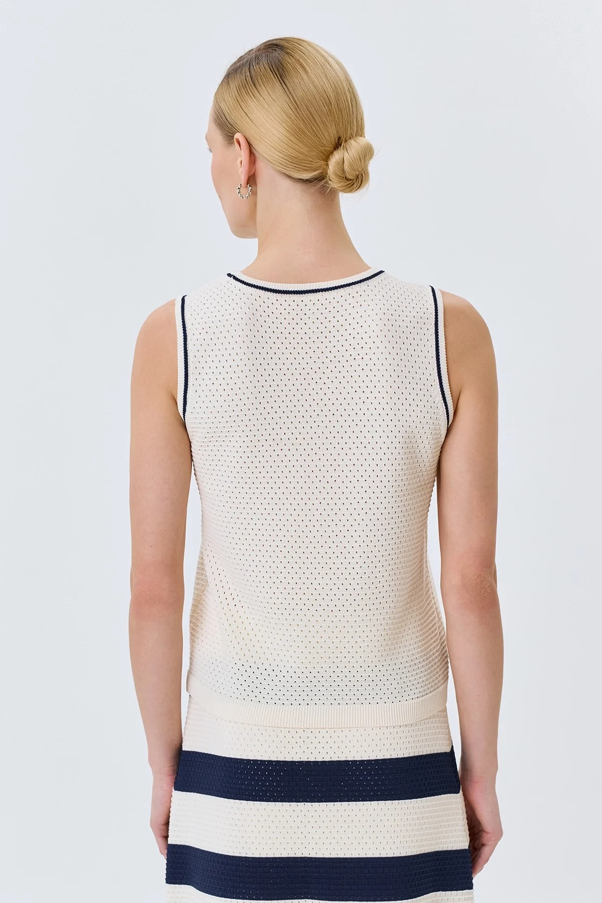 Ажурный топ с контрастными кантами, 50