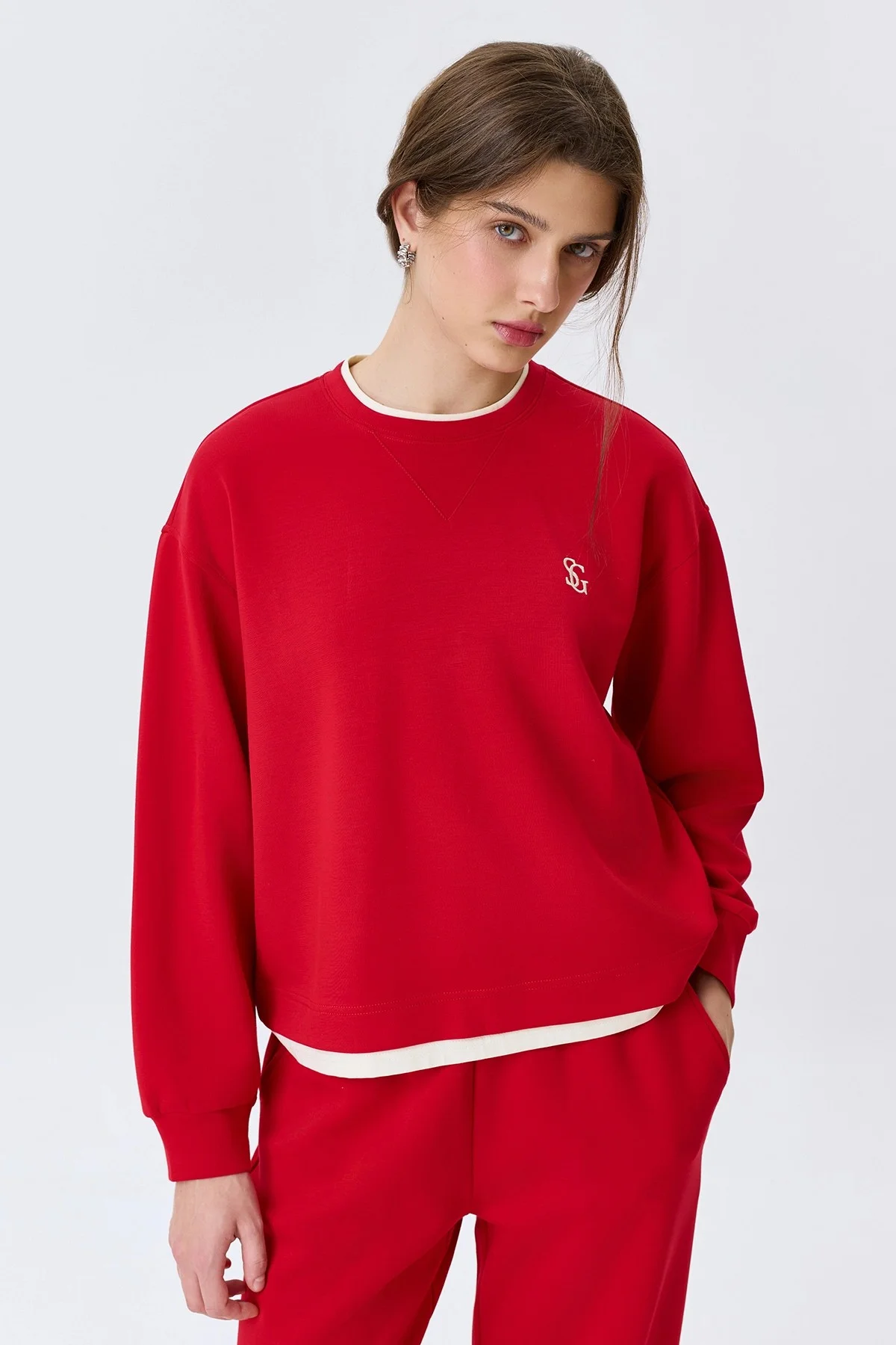 Яркий свитшот с контрастными акцентами, 42