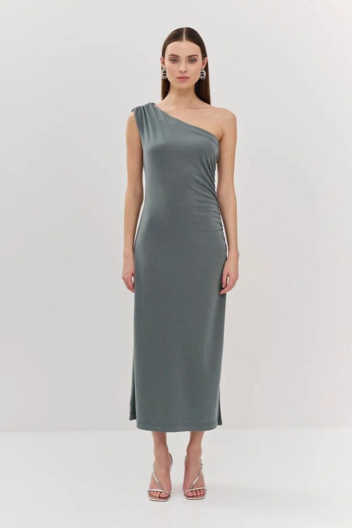 Элегантное платье на одно плечо с боковой шлицей в оливковом цвете 53868/57, 48р