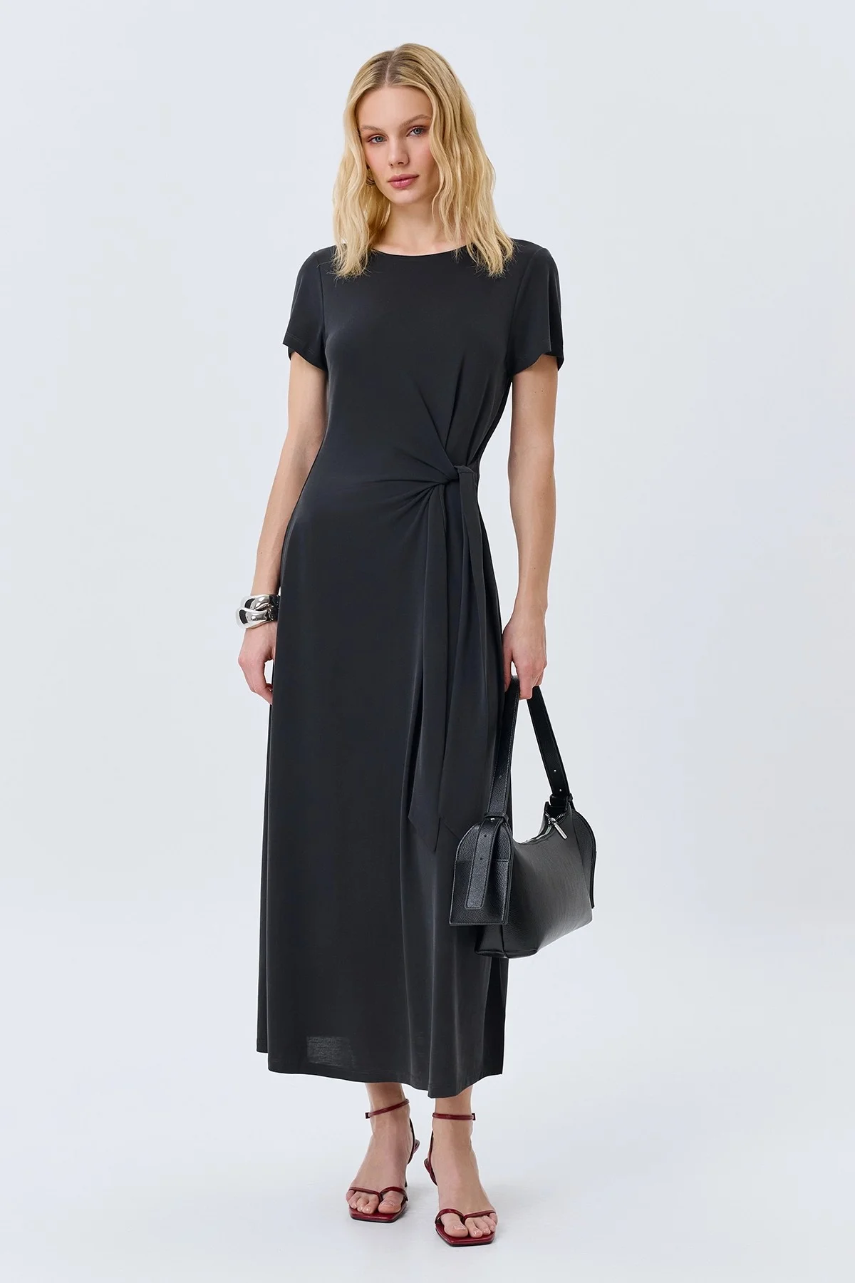 Элегантное платье с акцентной драпировкой, 42