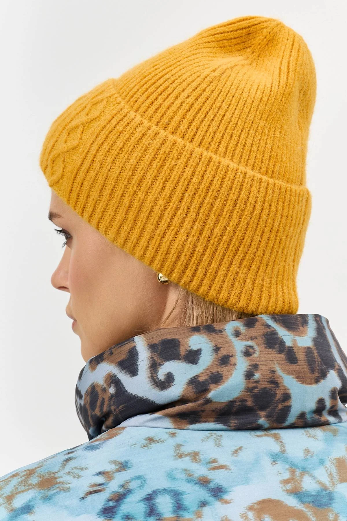 Шапка бини с декором косы, One