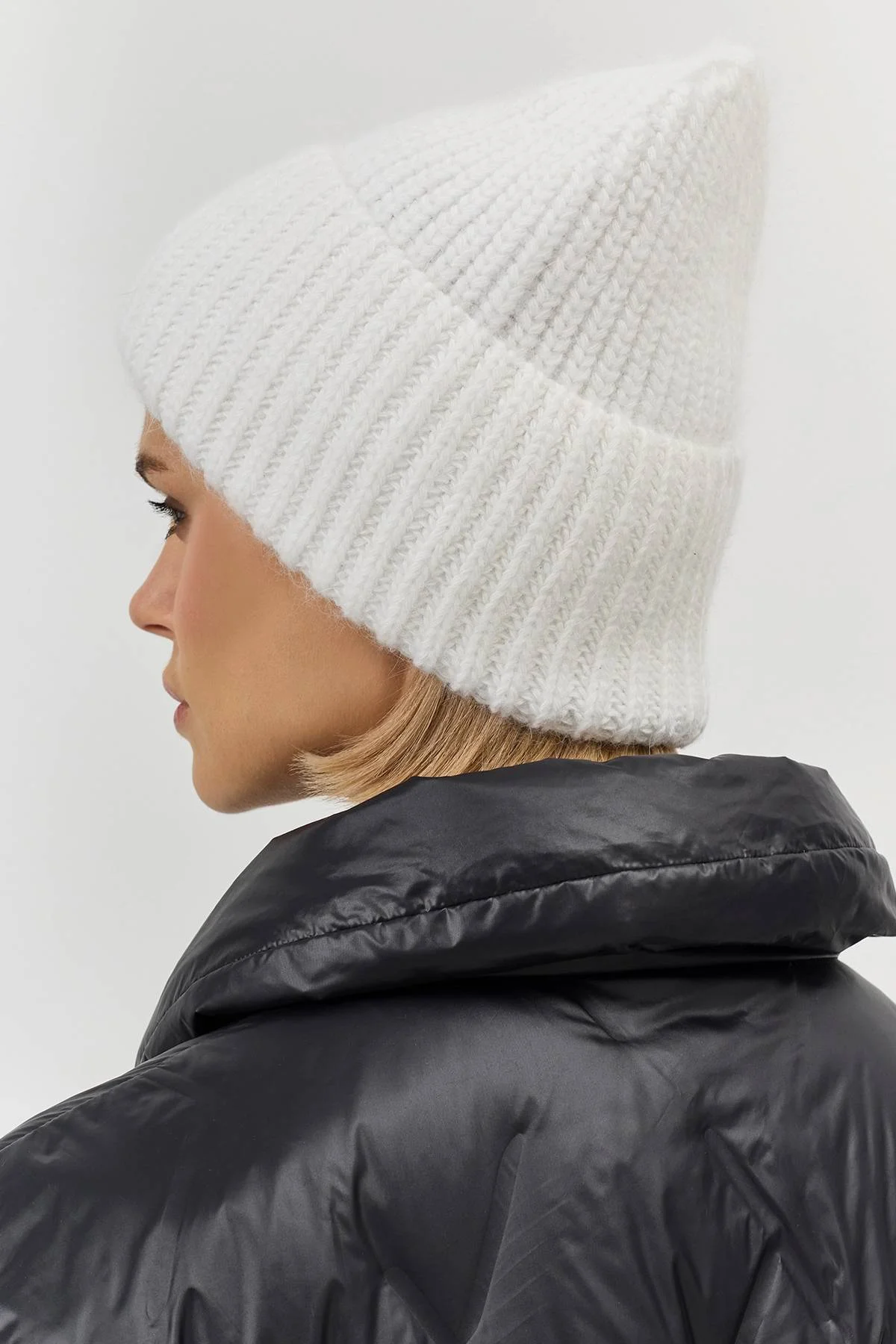 Белая базовая шапка бини в рубчик, One