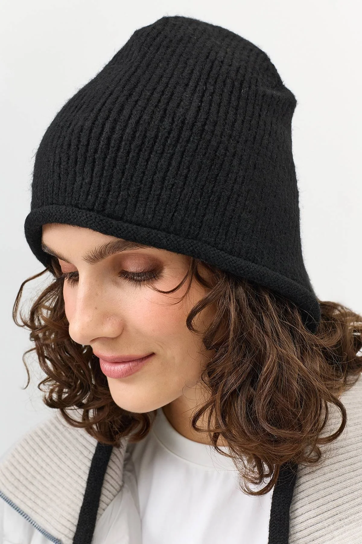 Черная шапка-чепчик с завязками, One