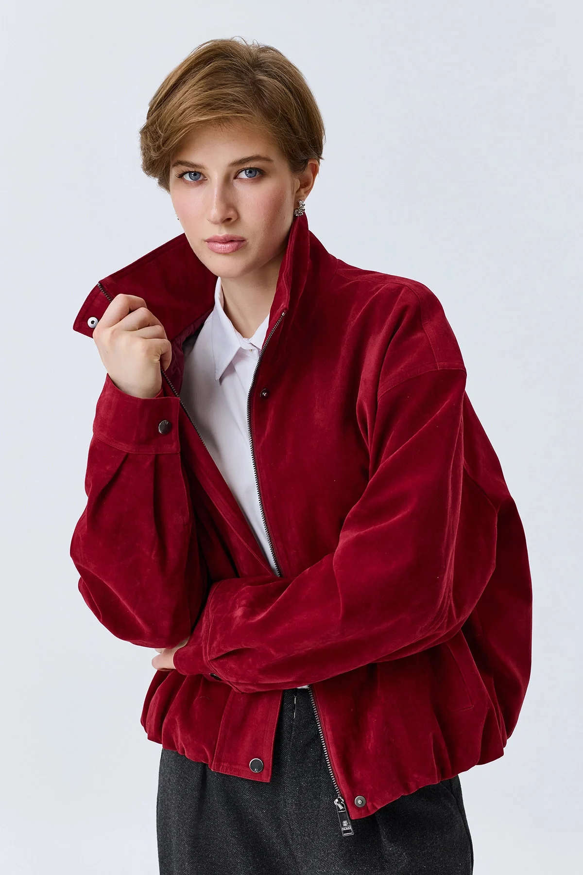 Oversize бомбер из искусственной замши, темно-красный, 50
