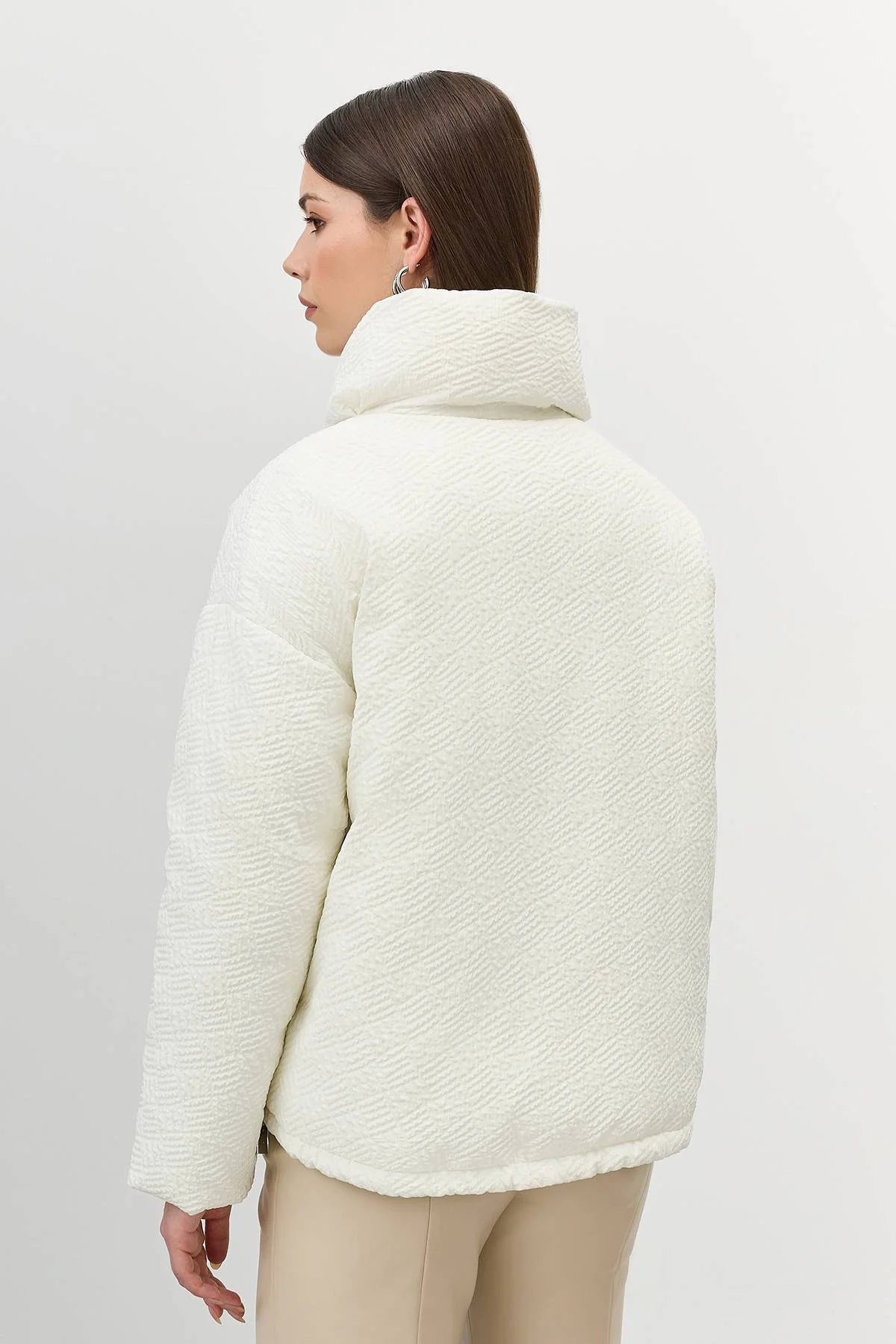 Лимитированная серия объемная куртка из фактурной ткани с палантином, 46