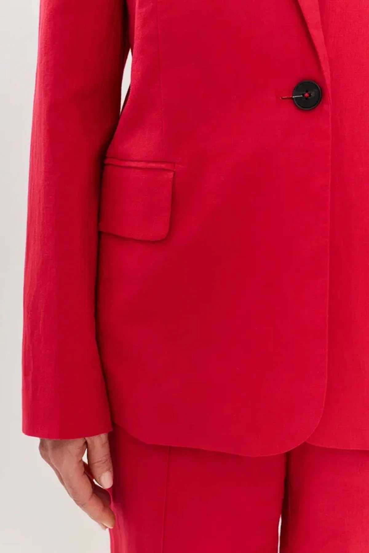 Однобортный жакет красного цвета с контрастной пуговицей, 52р