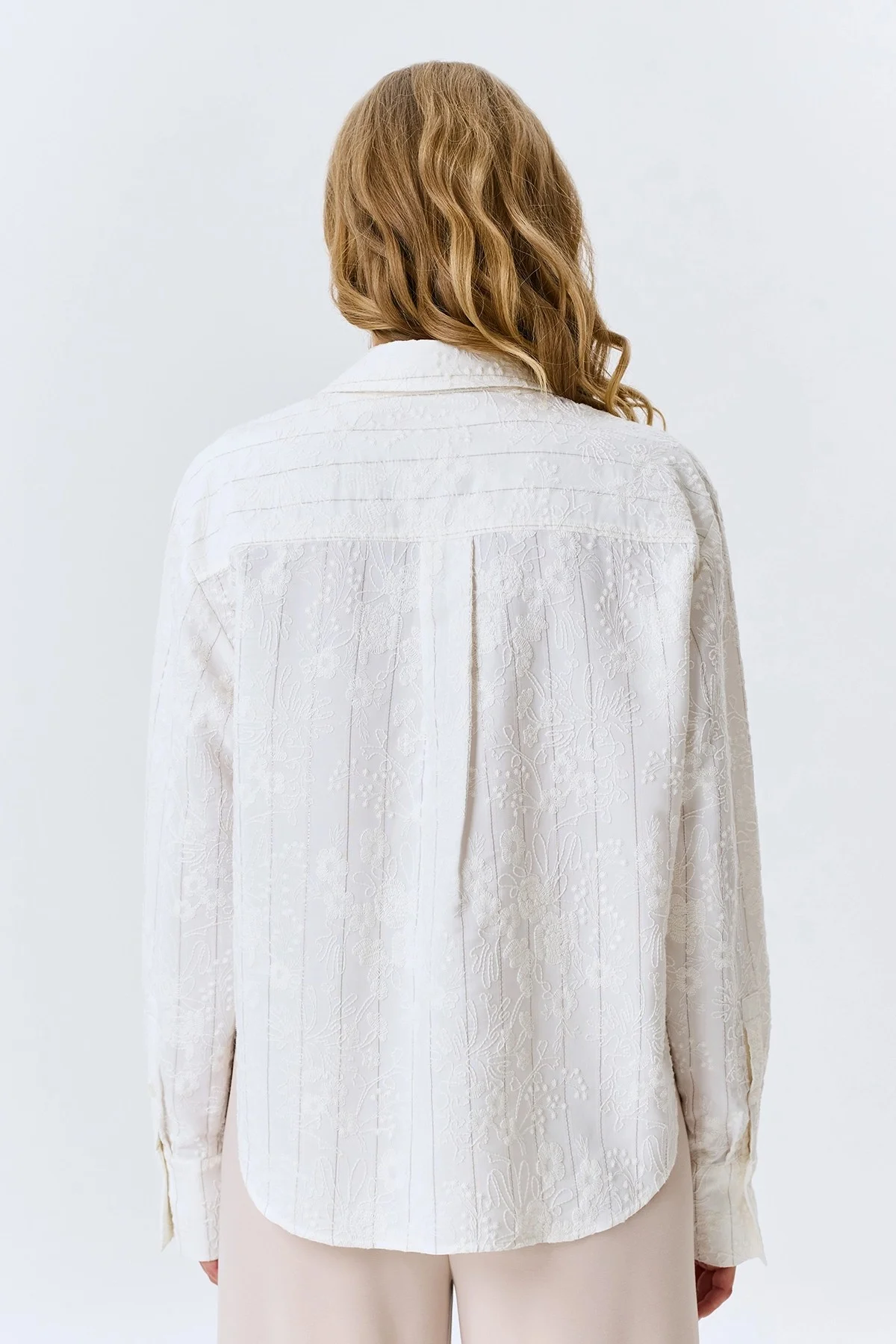 Рубашка с вышивкой в тонкую полоску, 44