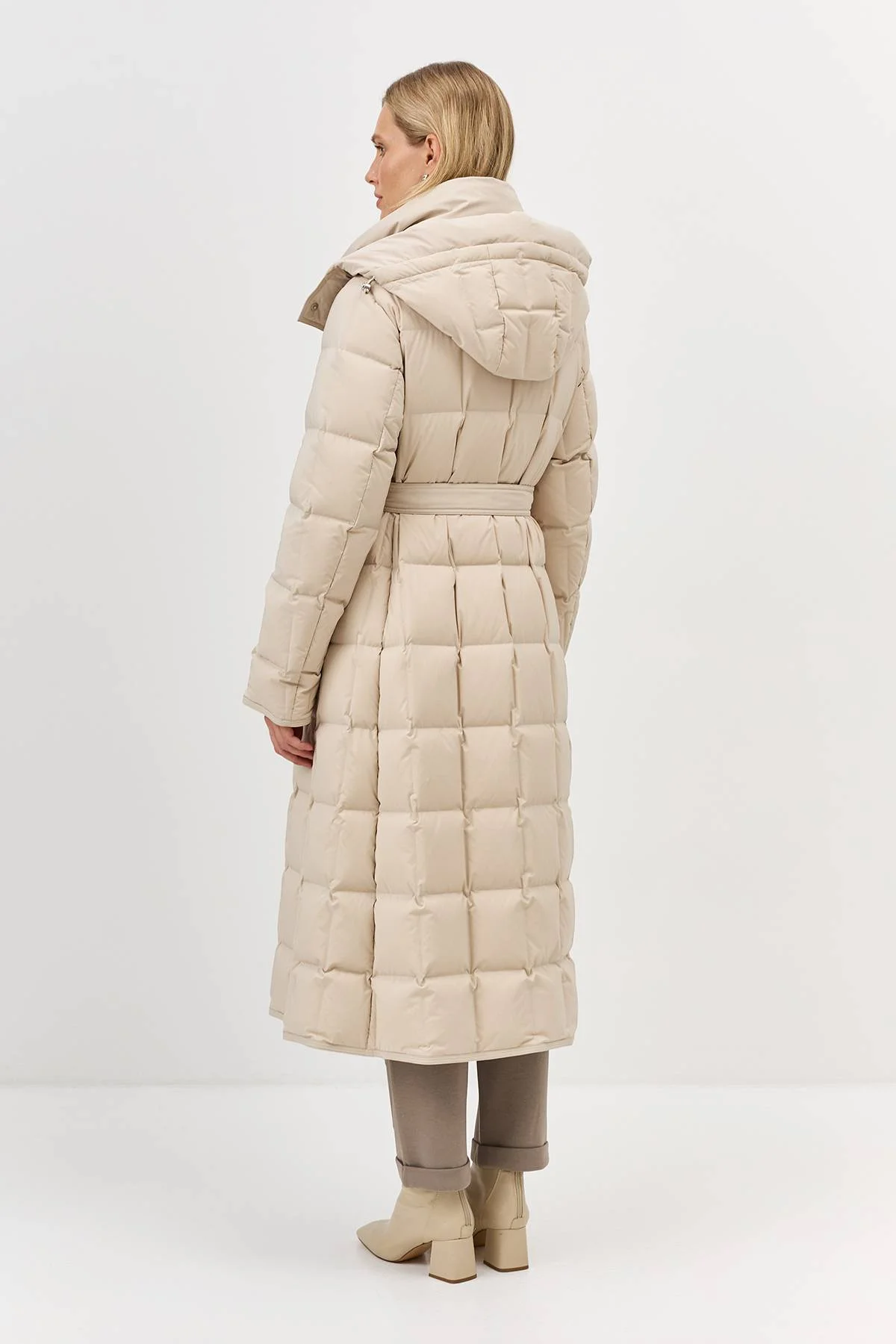 Лимитированная серия пуховик из фактурной ткани с крэш эффектом с палантином, 36