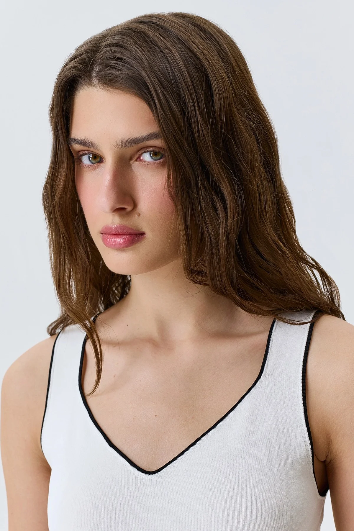 Топ из вискозы с контрастным кантом, 48