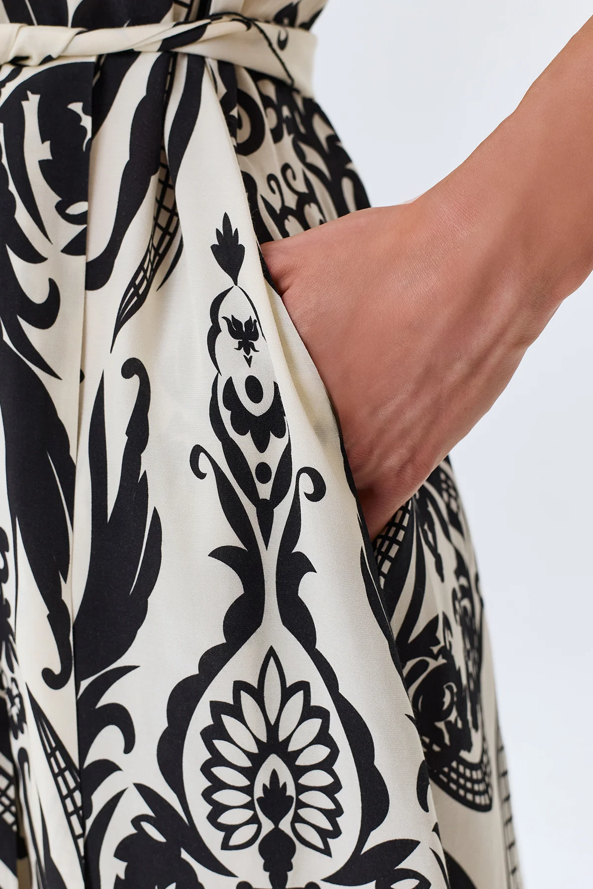 Платье нарядное летнее c поясом, 42