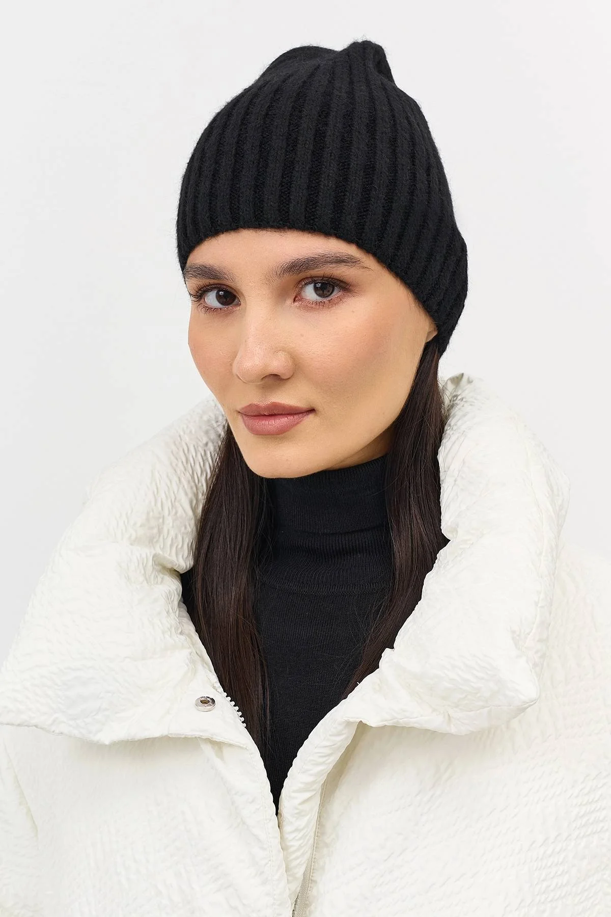 Черная шапка бини в рубчик с ангорой, One