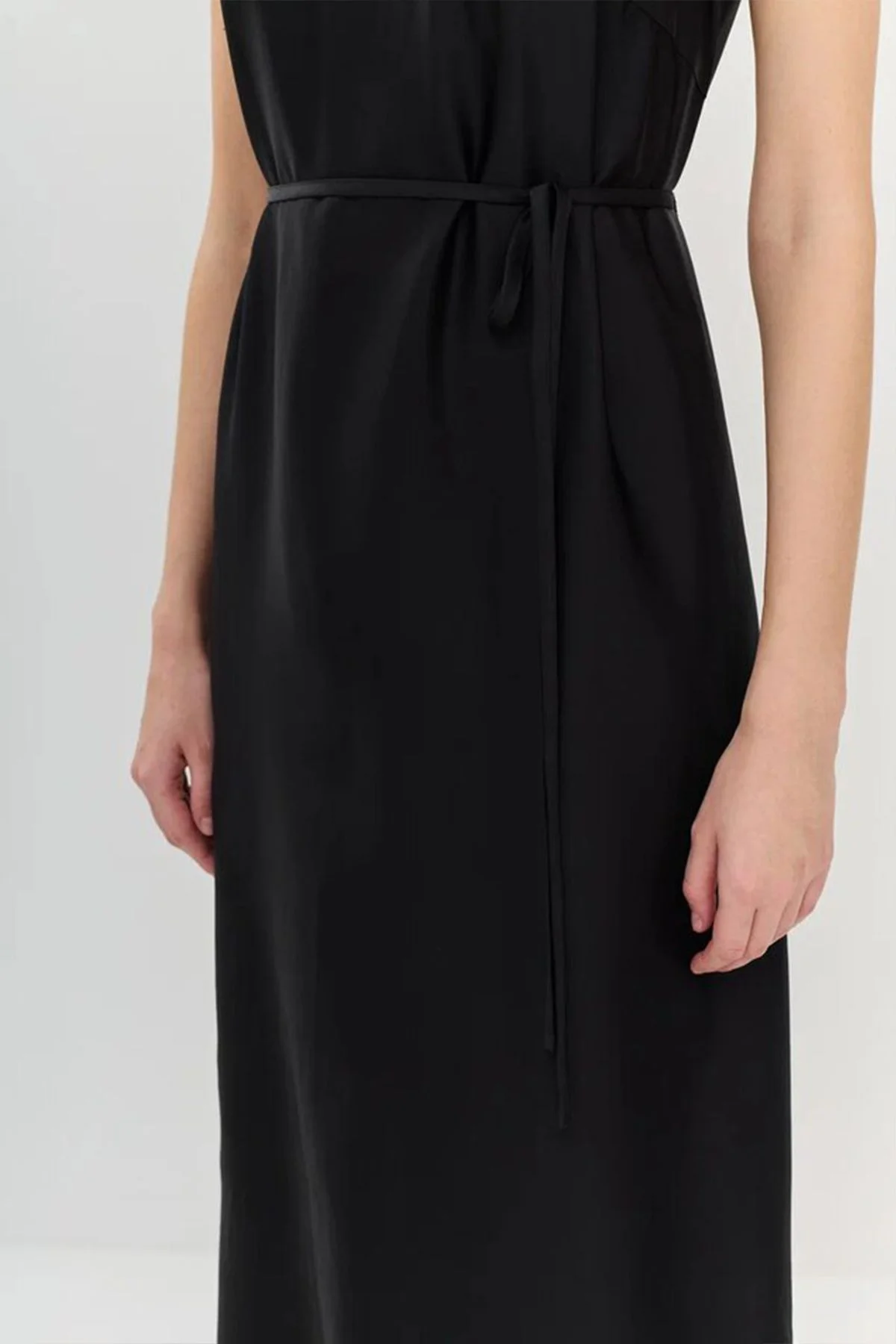 Классическое платье прямого кроя с круглым вырезом горловины, 42р