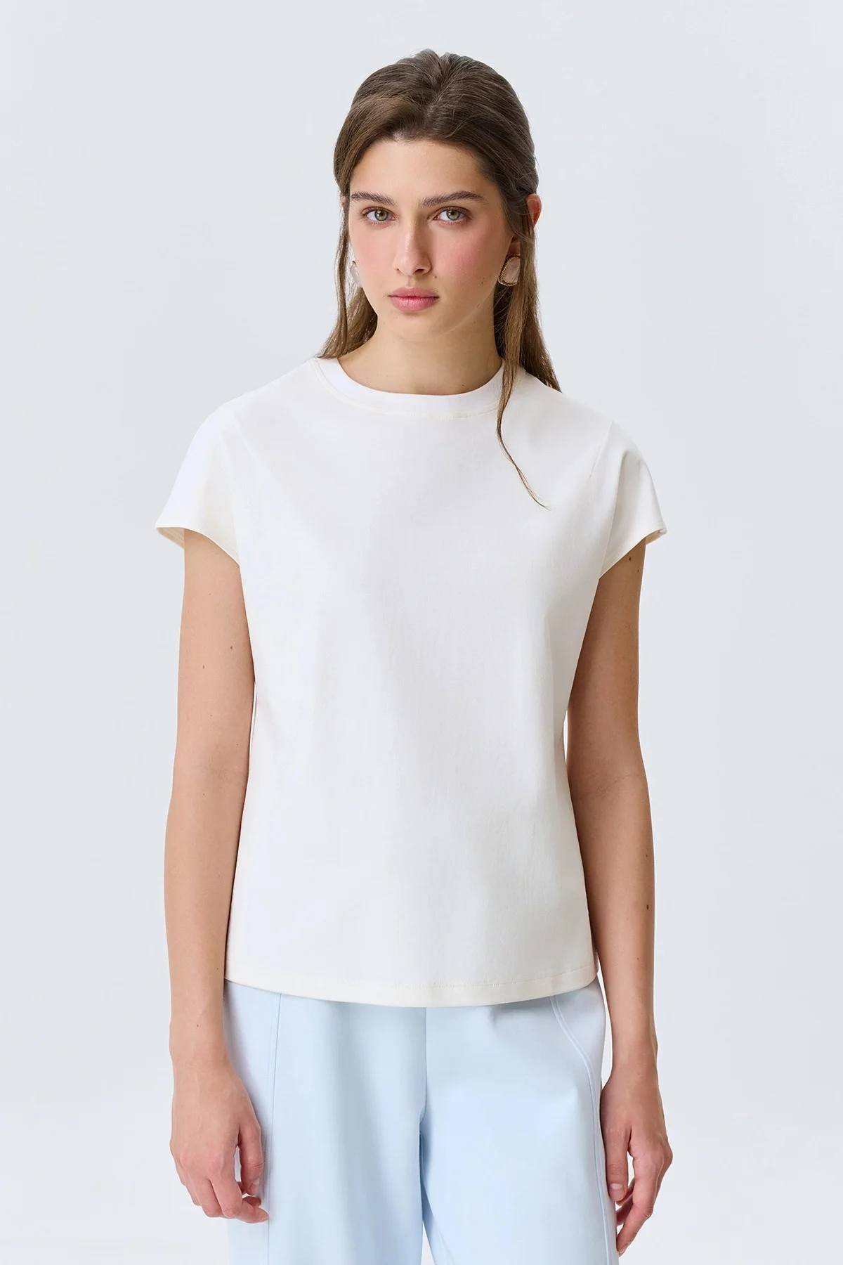 Базовая белая футболка из 100% хлопка, 42