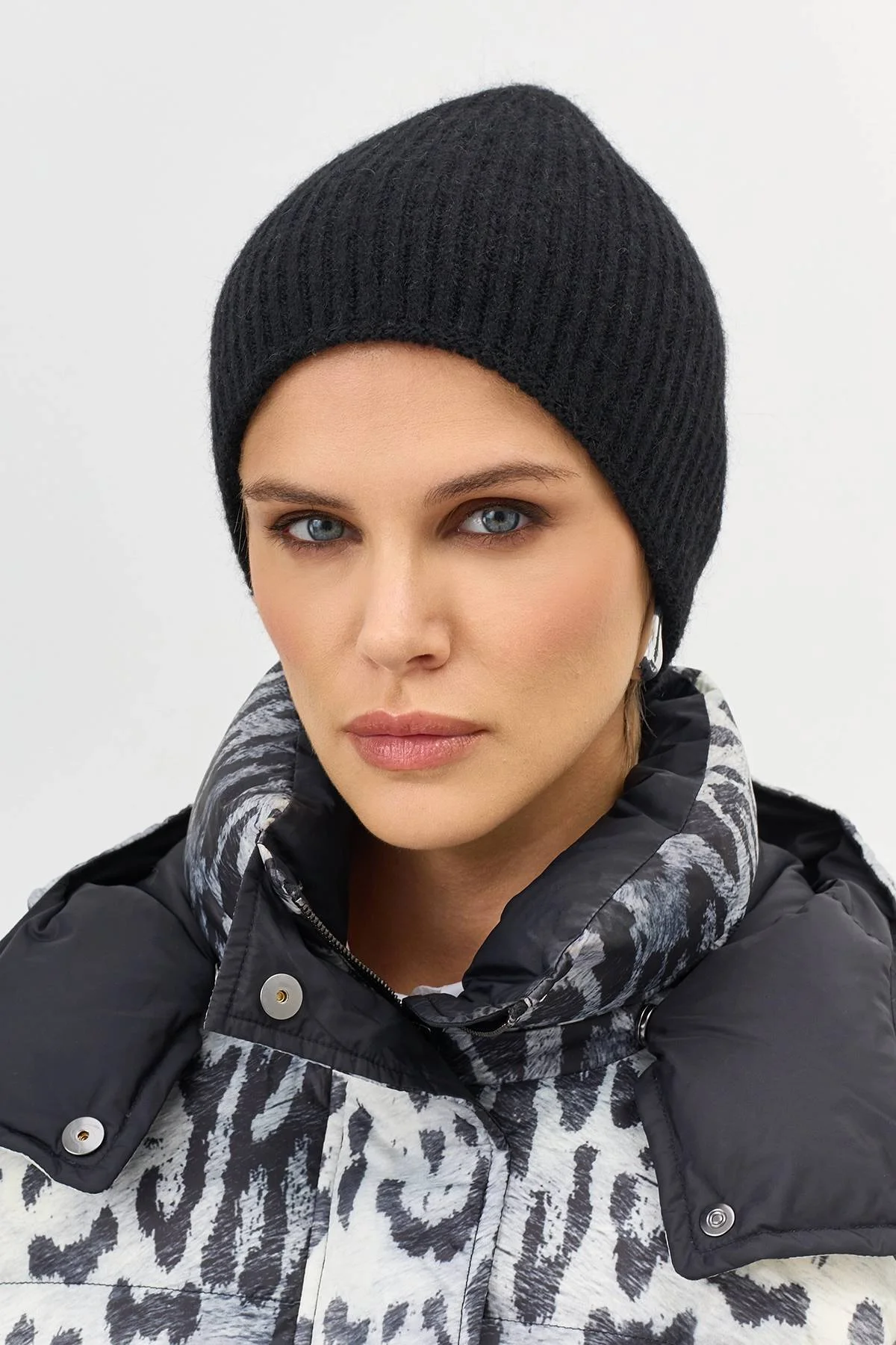 Черная шапка в рубчик с ангорой, One