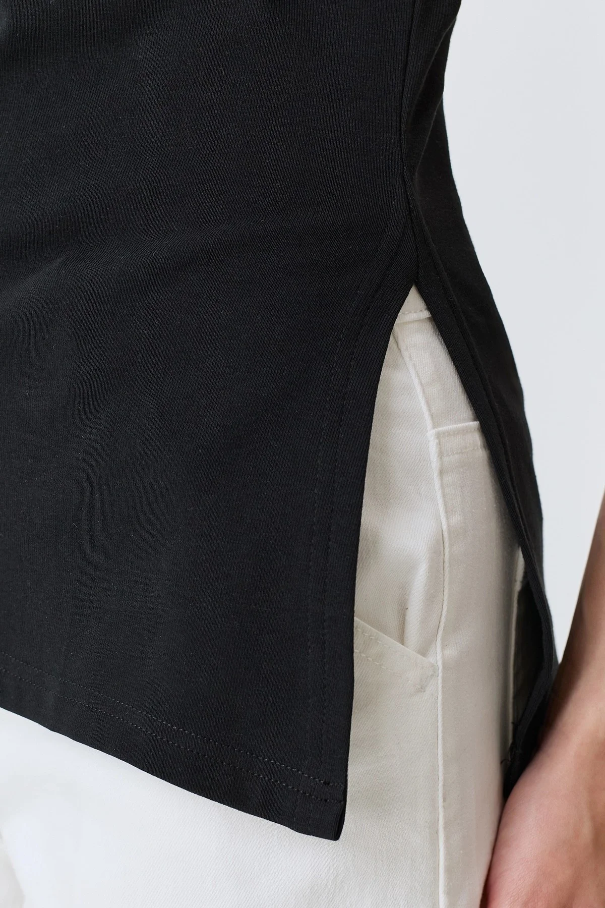 Асимметричный черный топ с высоким разрезом, 44