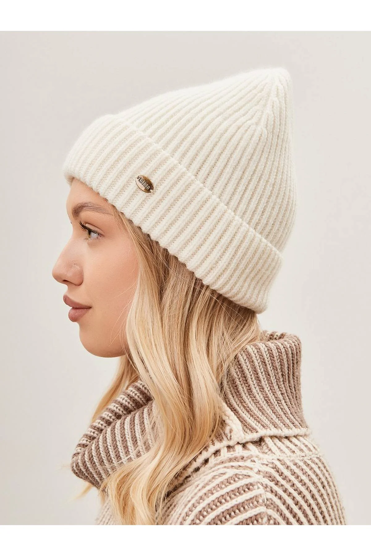 Шапка белая, One