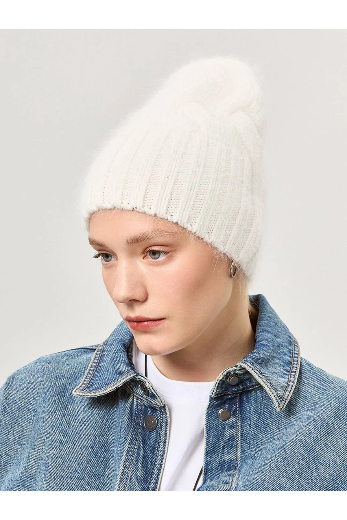 Шапка белая, One