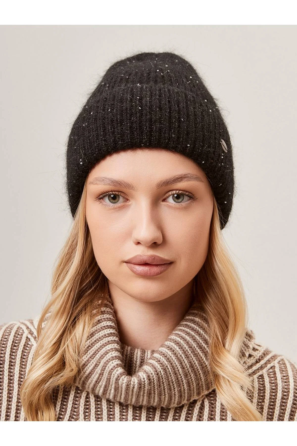 Шапка черныя, One