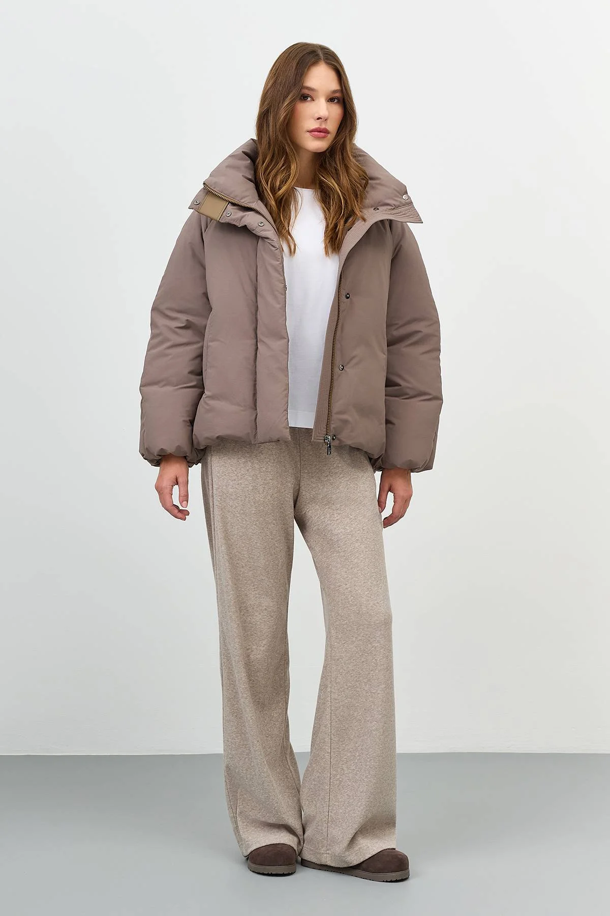 Лимитированная серия теплая куртка с минималистичным декором с палантином, 46