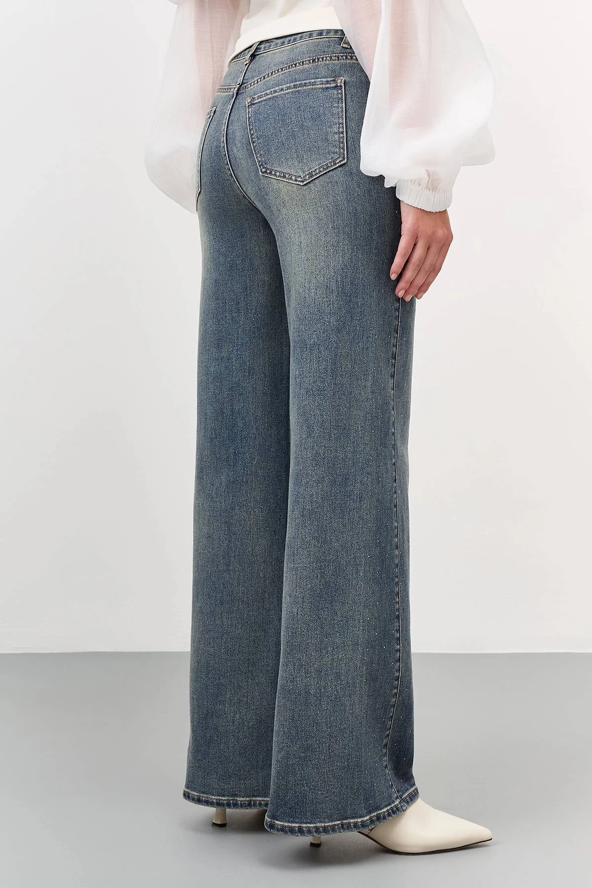 Джинсы с декором из мерцающих страз, 40