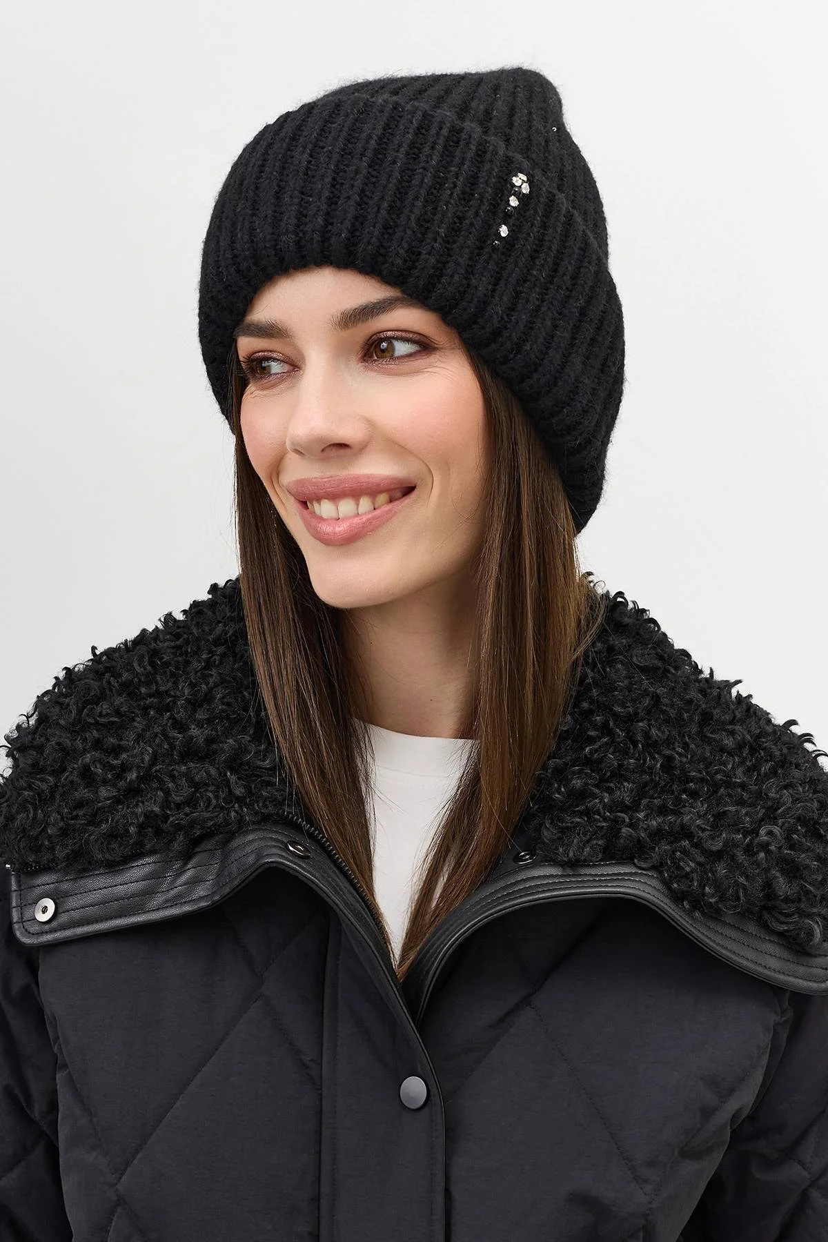 Черная шапка бини с минималистичным декором, One