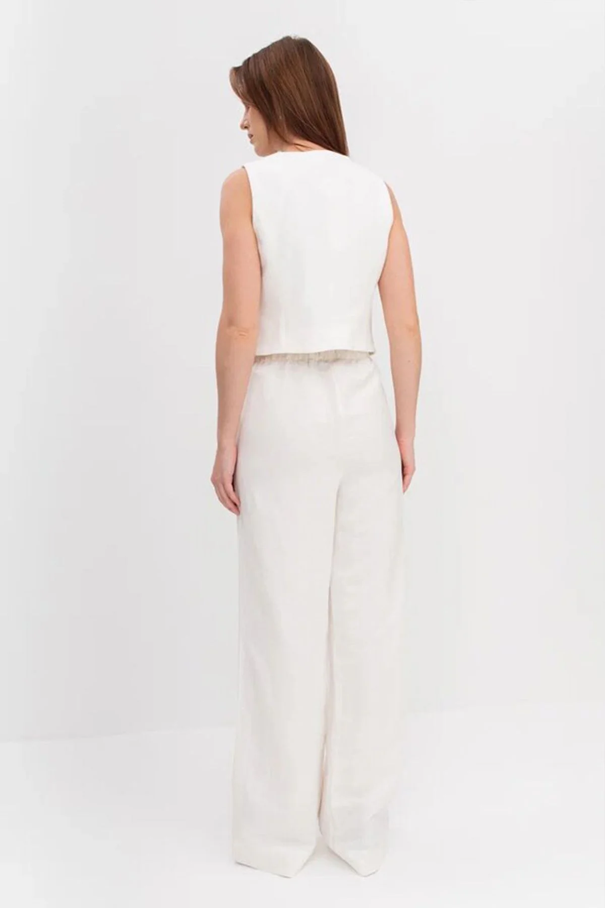 Базовые брюки молочного цвета с мягкими складками, 40р