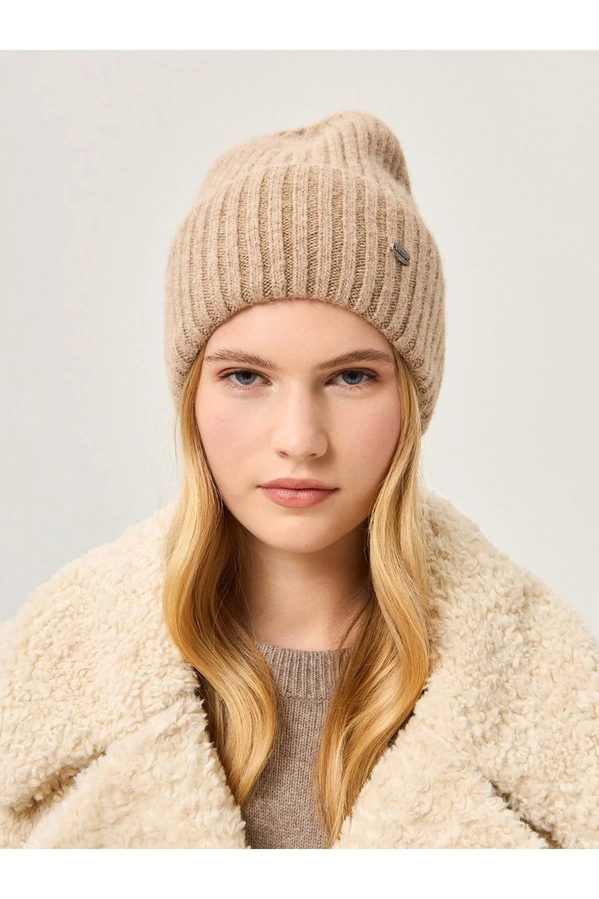 Шапка бежевая, One