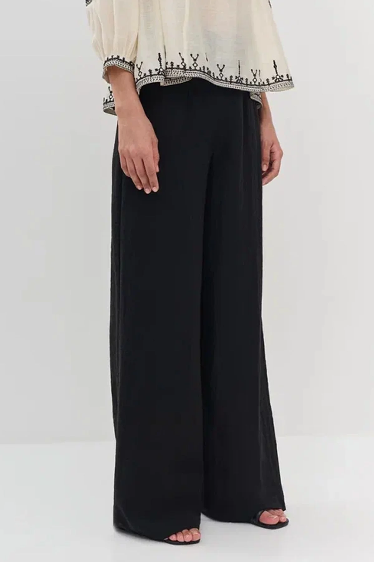 Брюки черного цвета с потайной молнией, 42р